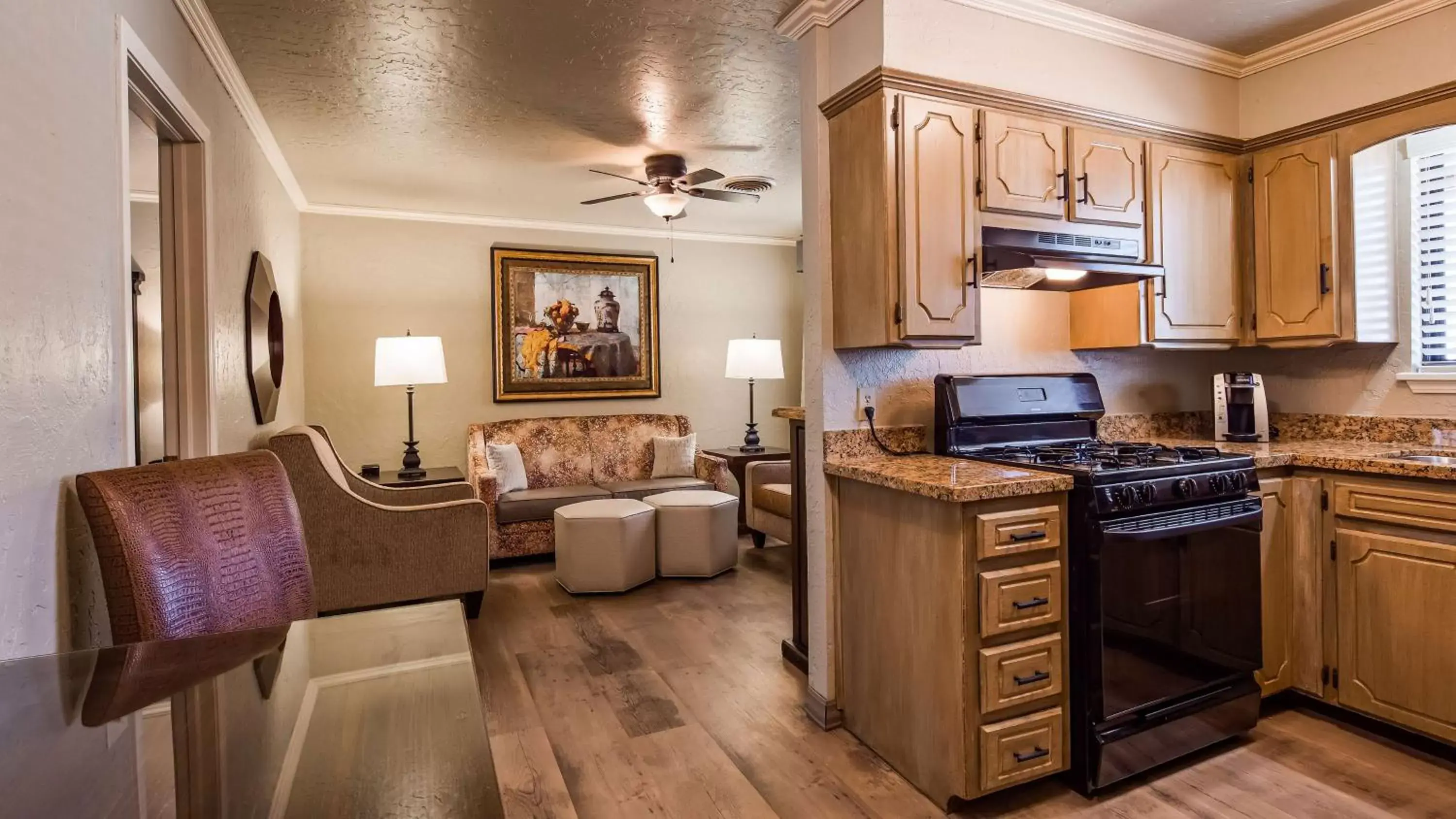 Photo of the whole room, Kitchen/Kitchenette in Best Western Plus Weatherford