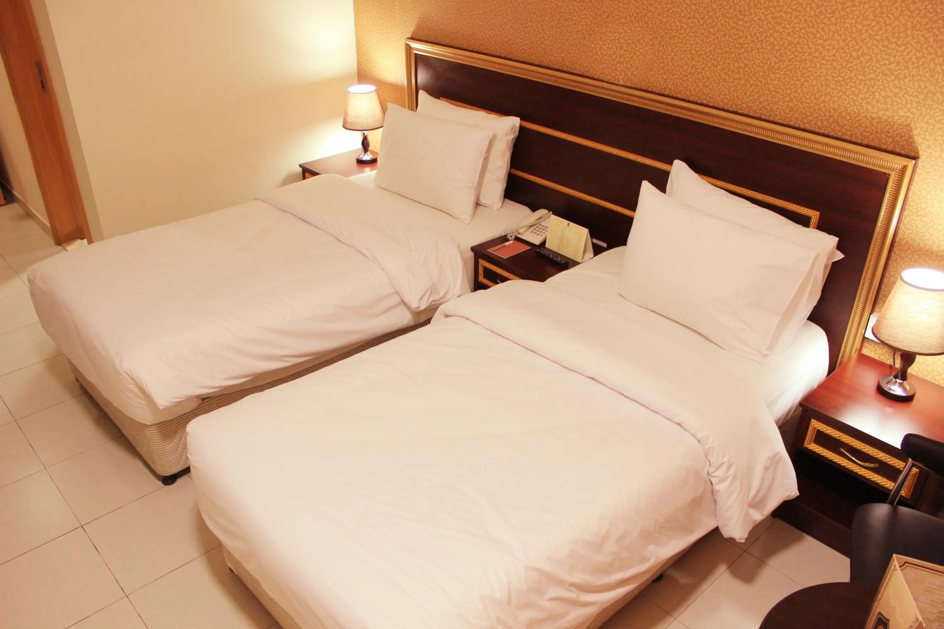 Bedroom, Bed in Montreal Naif Hotel