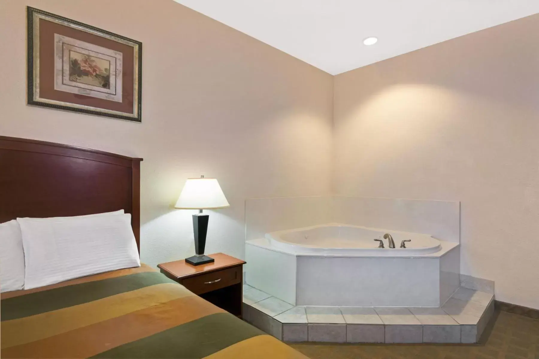 Hot Tub, Bed in Super 8 by Wyndham Austin/Airport South
