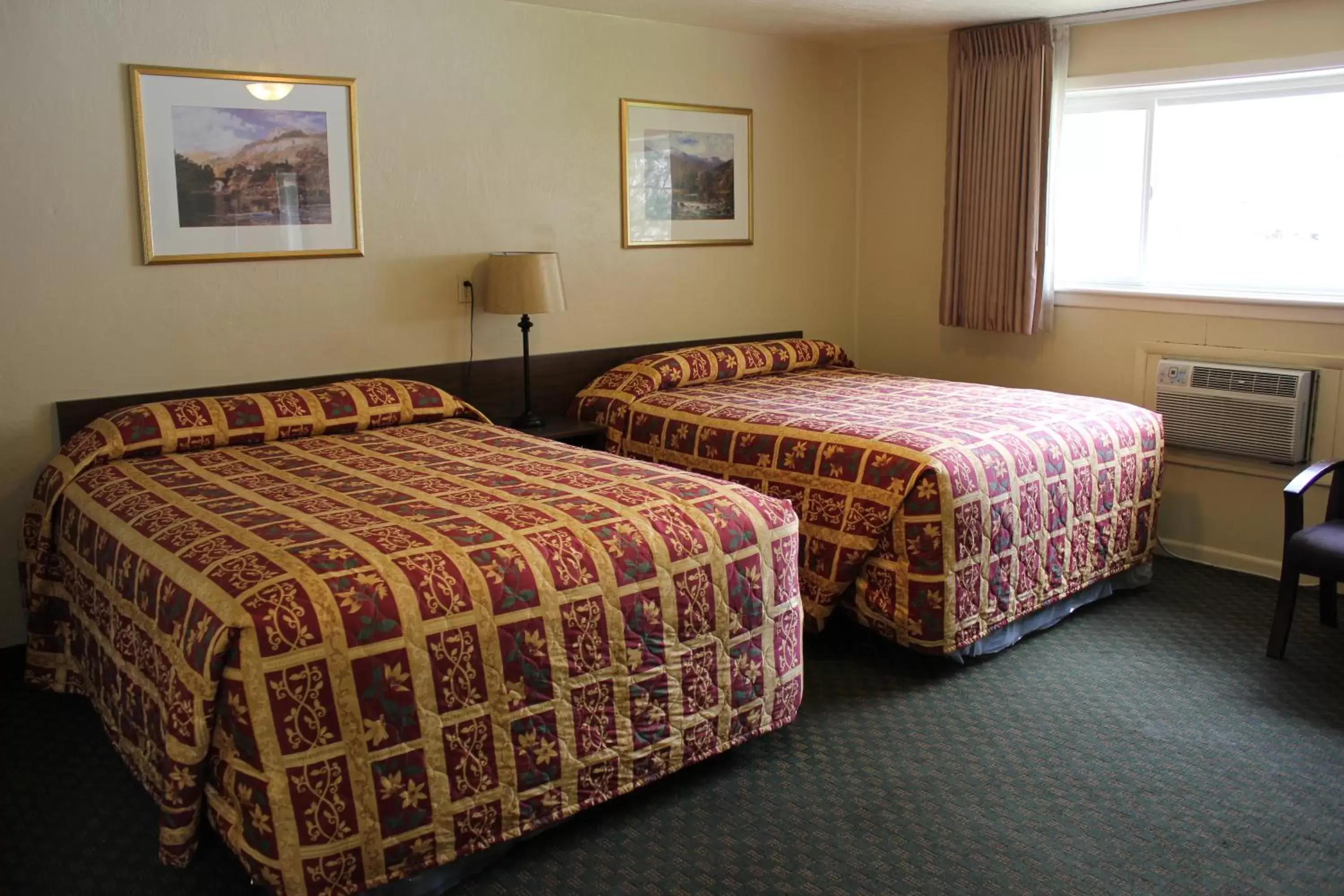 Bed in Lava Spa Motel & RV