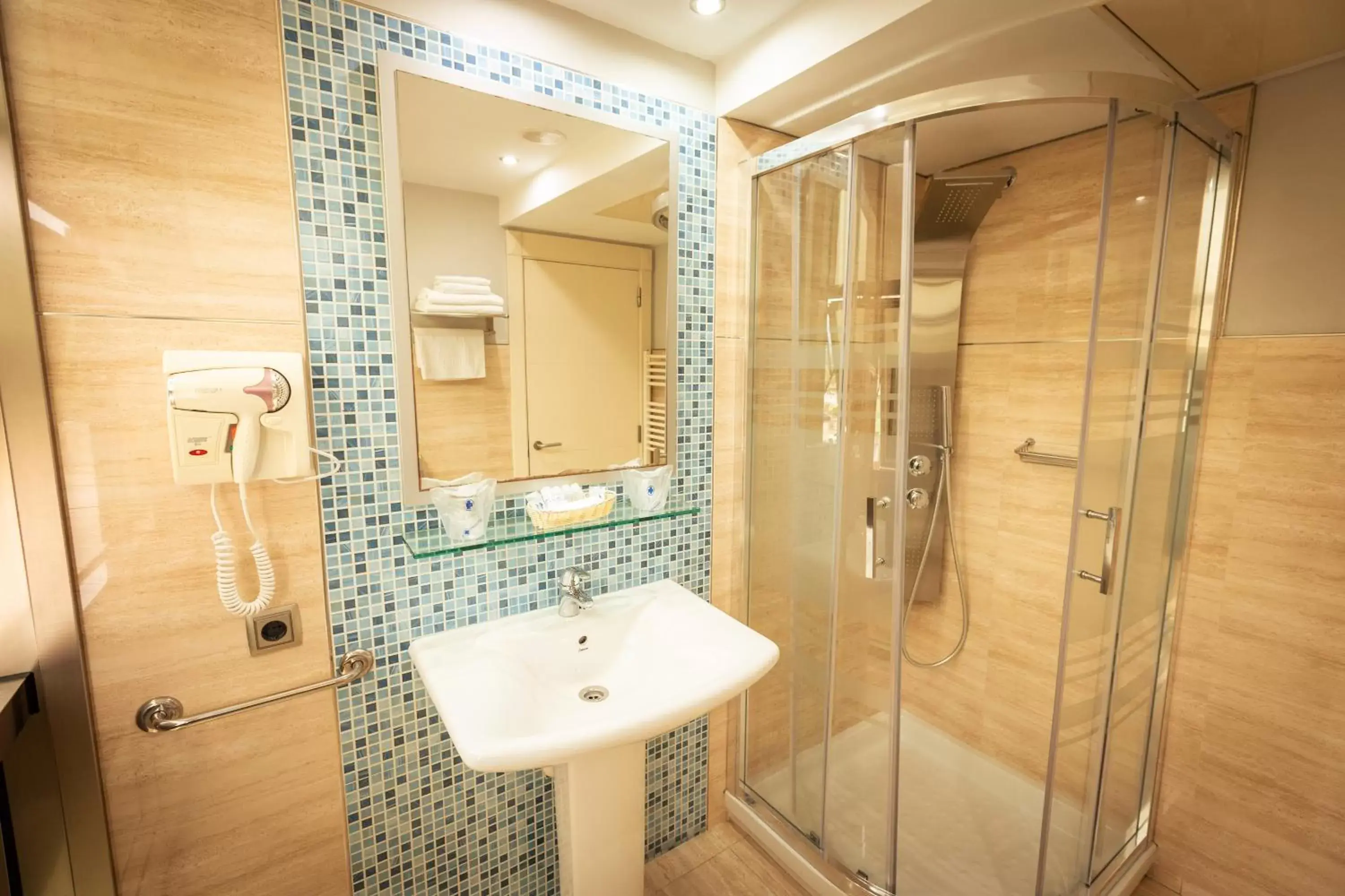 Shower, Bathroom in Hotel Montedobra