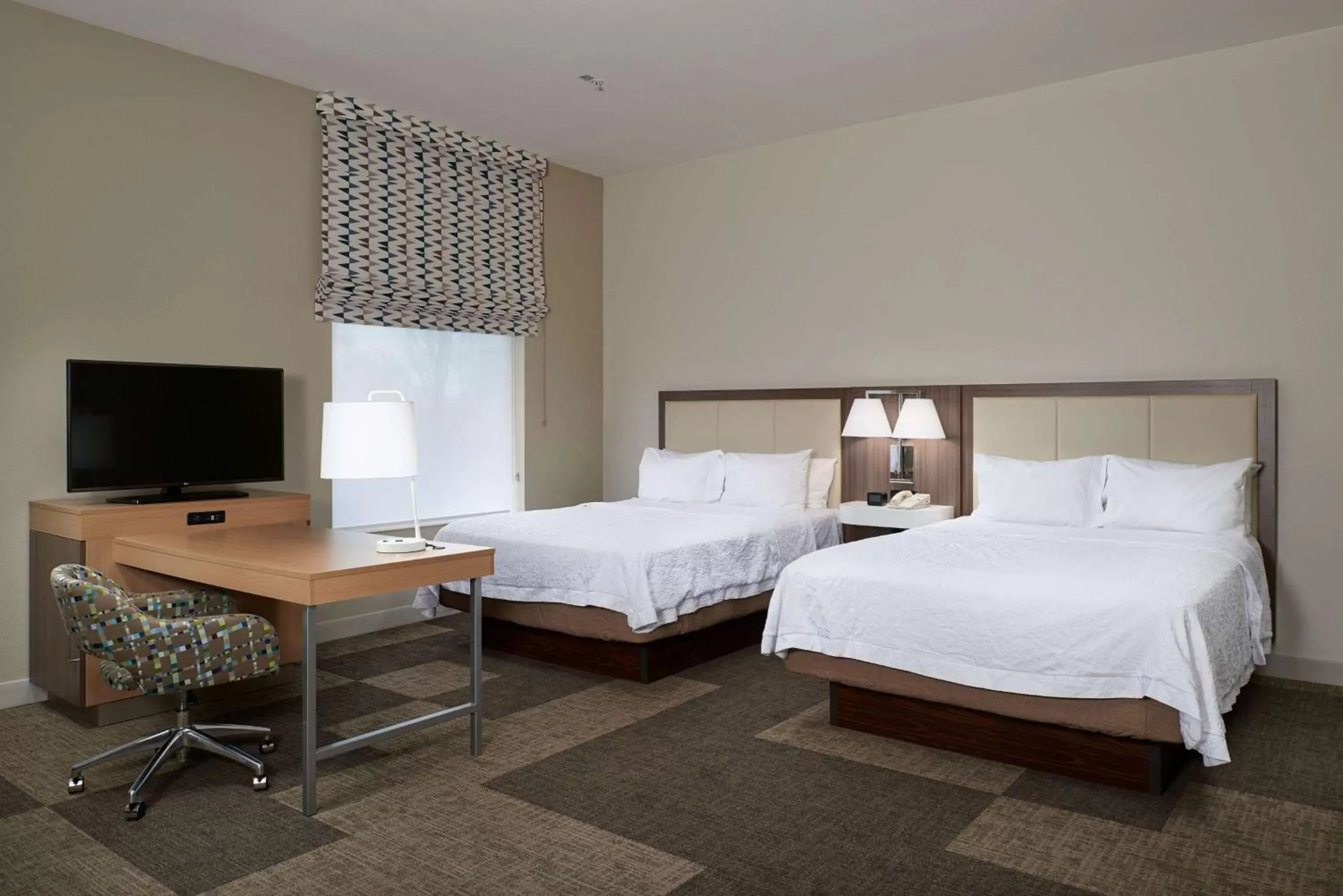 Bedroom, Bed in Hampton Inn & Suites Rogers
