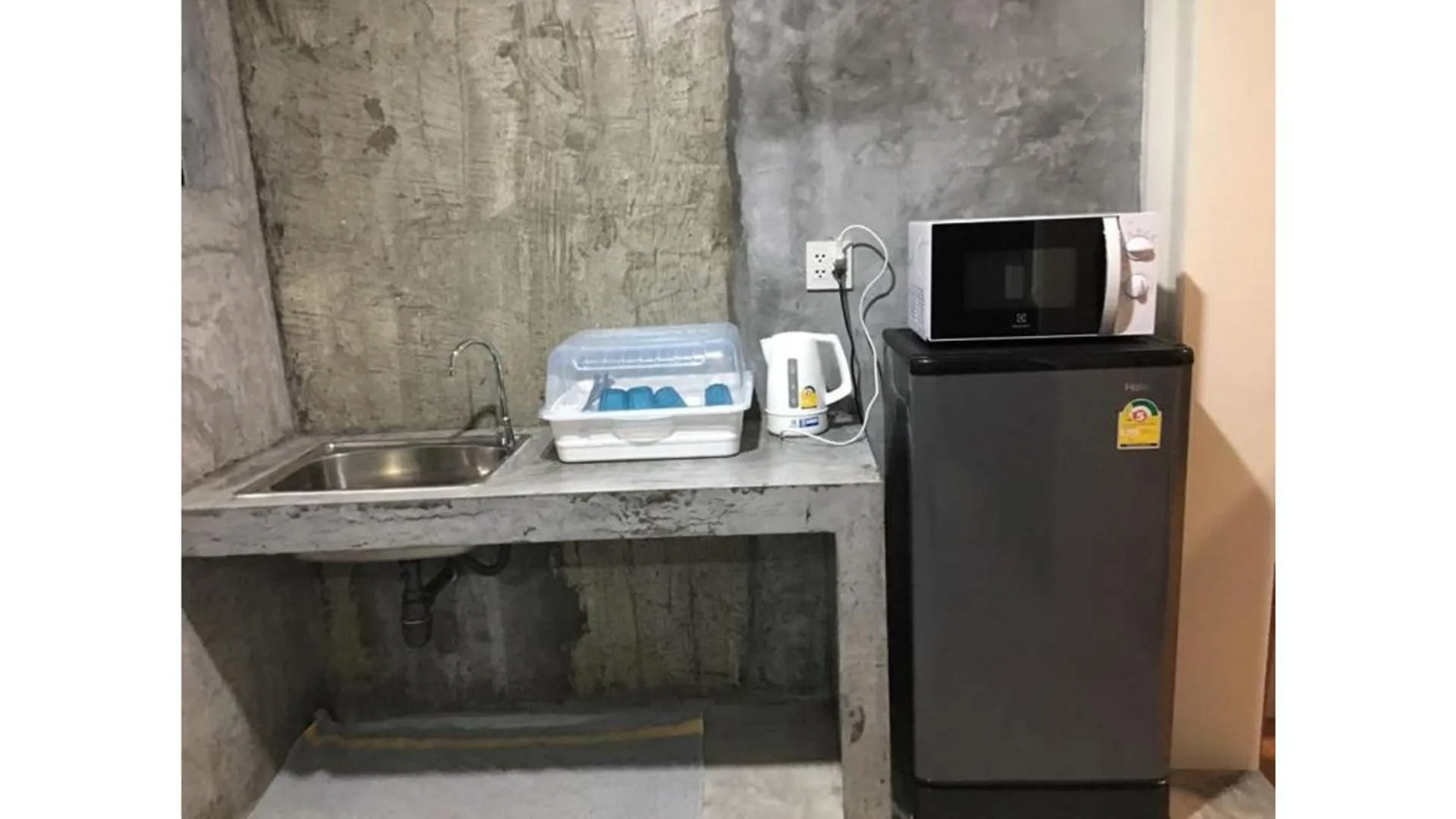 Kitchen or kitchenette in Us Hostel Samui