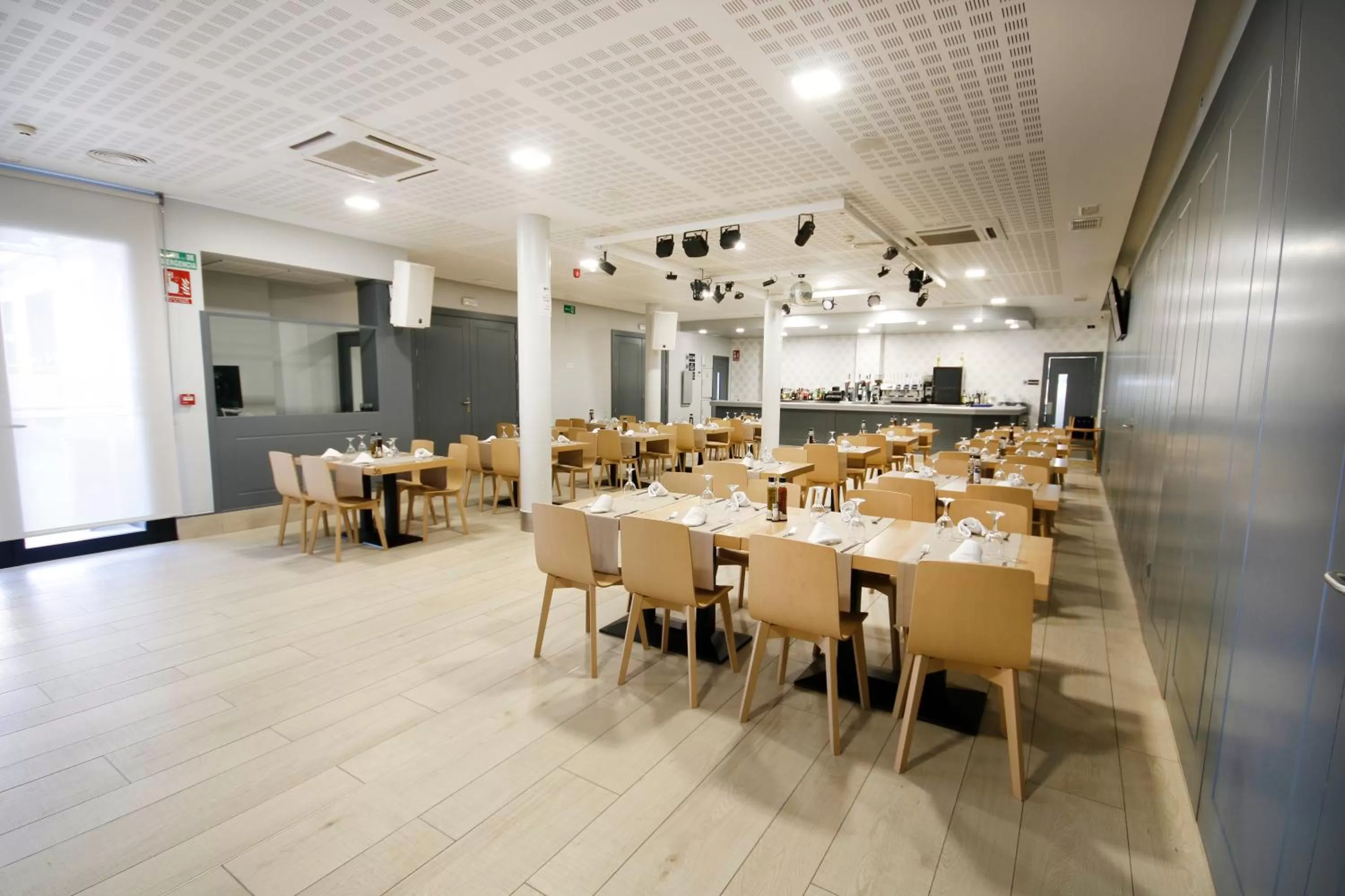 Restaurant/Places to Eat in Hotel Leo