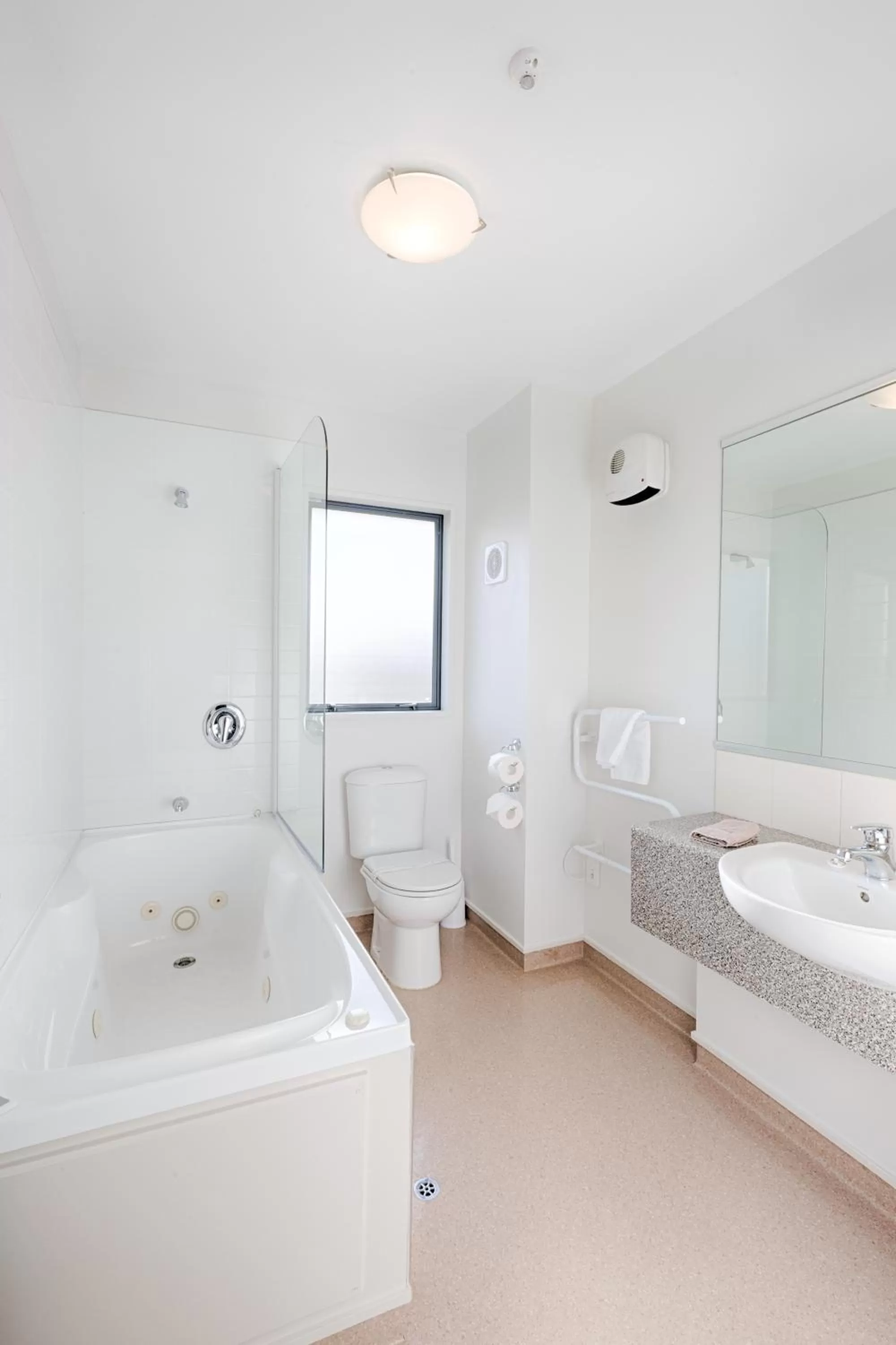 Bathroom, Bed in Bella Vista Motel Te Anau