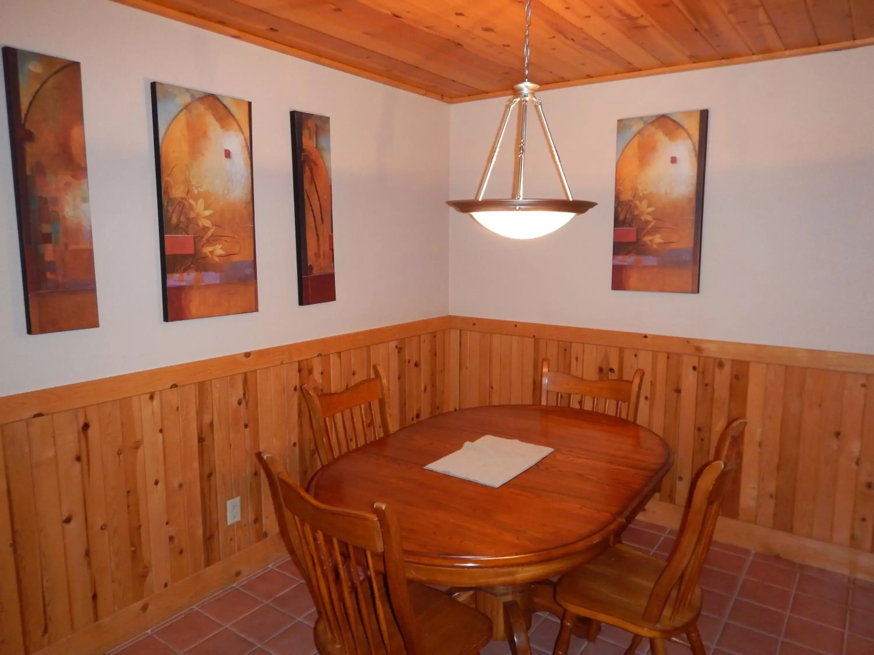 Dining Area in Mount Shasta Resort