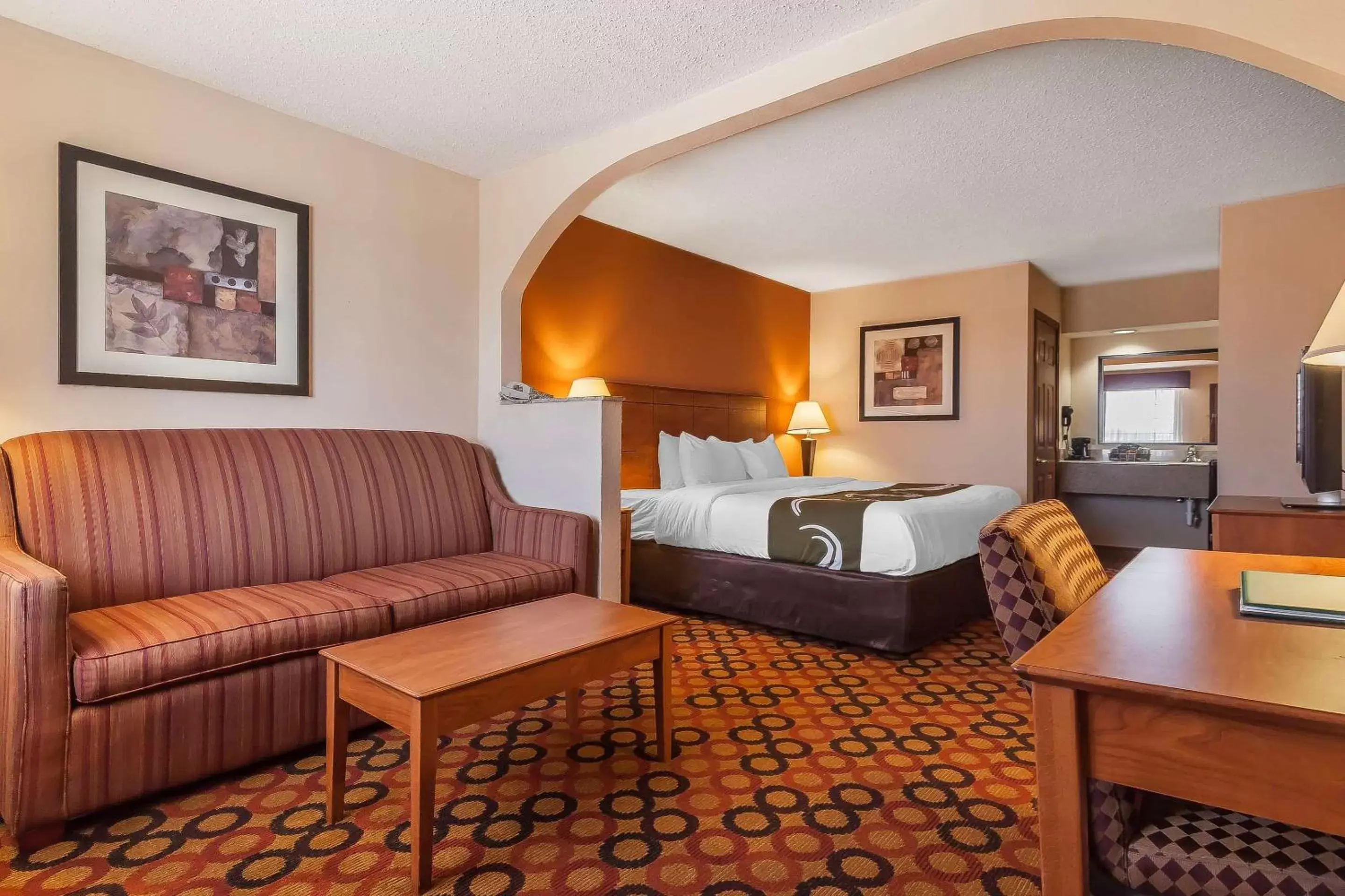 Photo of the whole room, Seating Area in Quality Inn & Suites Owasso US-169