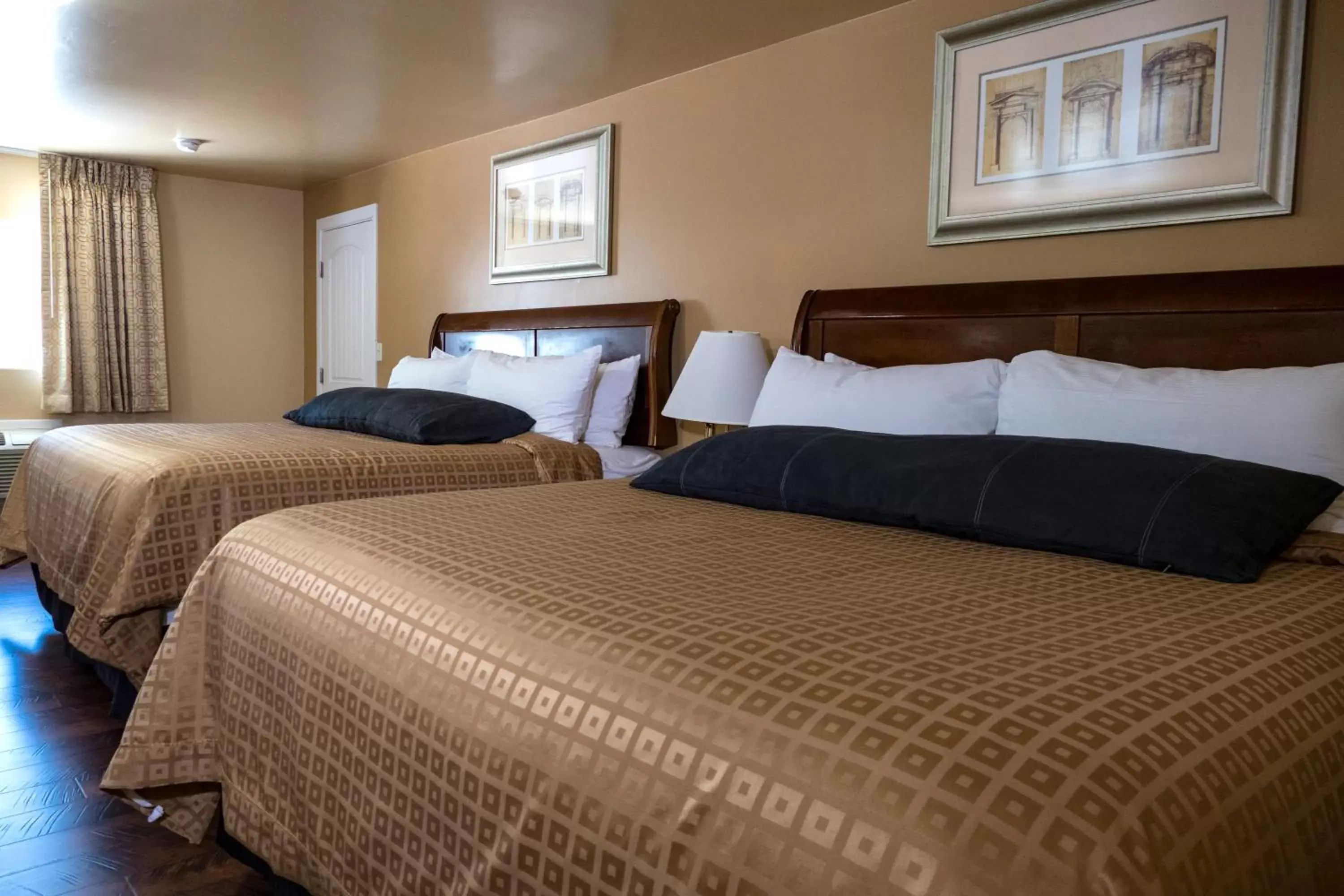 Photo of the whole room, Bed in Abram Inn & Suites