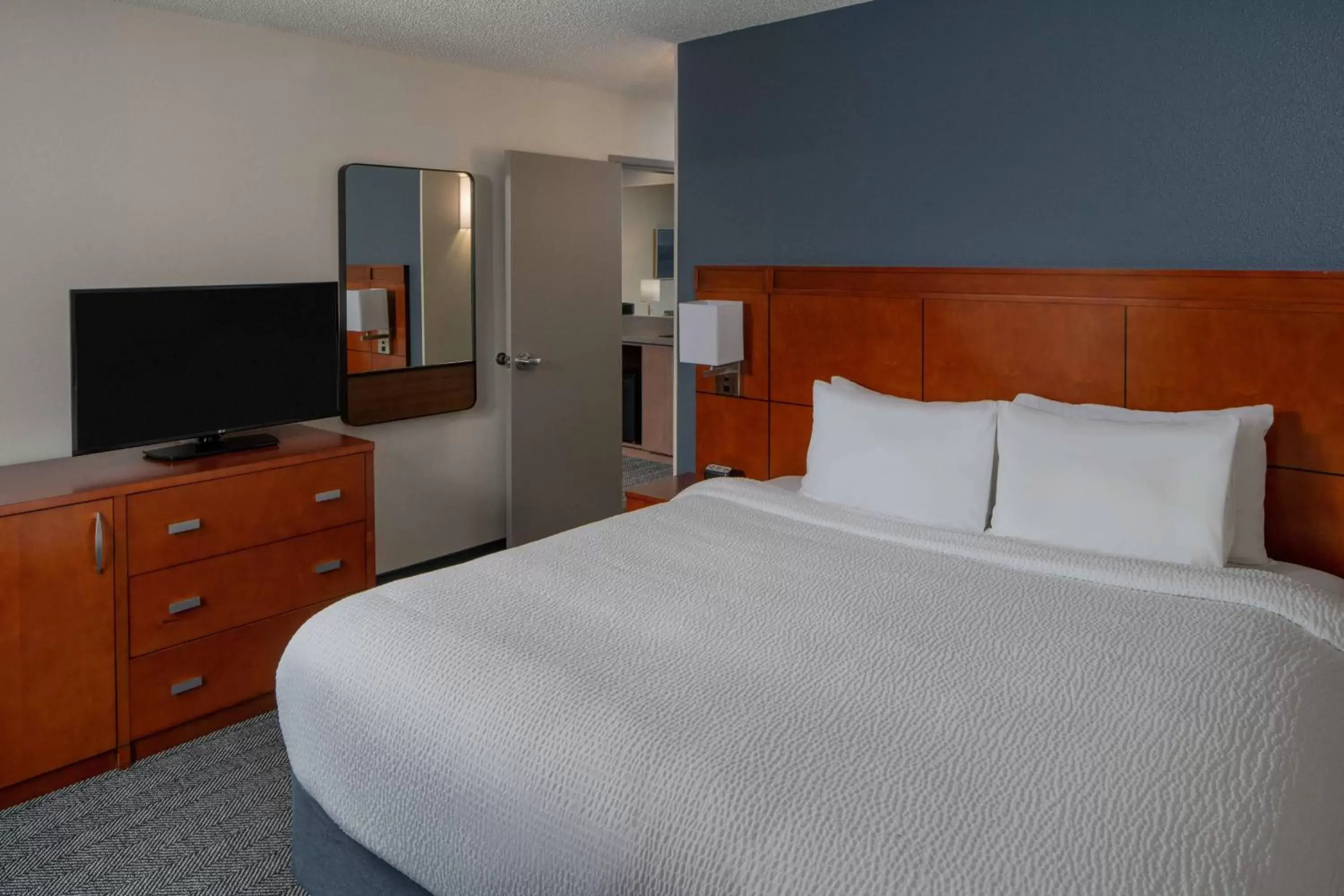 Bedroom, Bed in Courtyard by Marriott Covington / Mandeville
