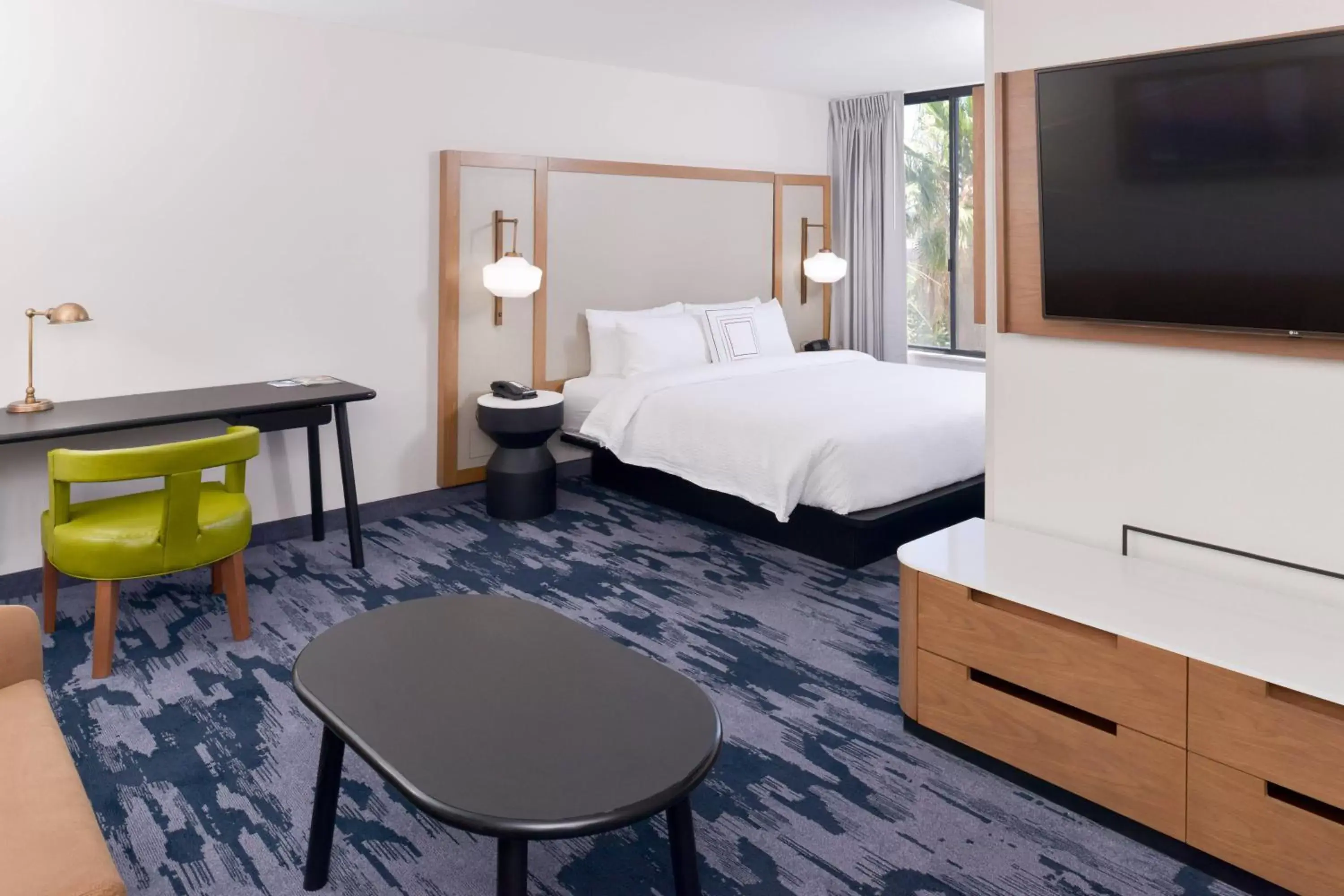 Photo of the whole room, Bed in Fairfield Inn and Suites by Marriott Bakersfield Central