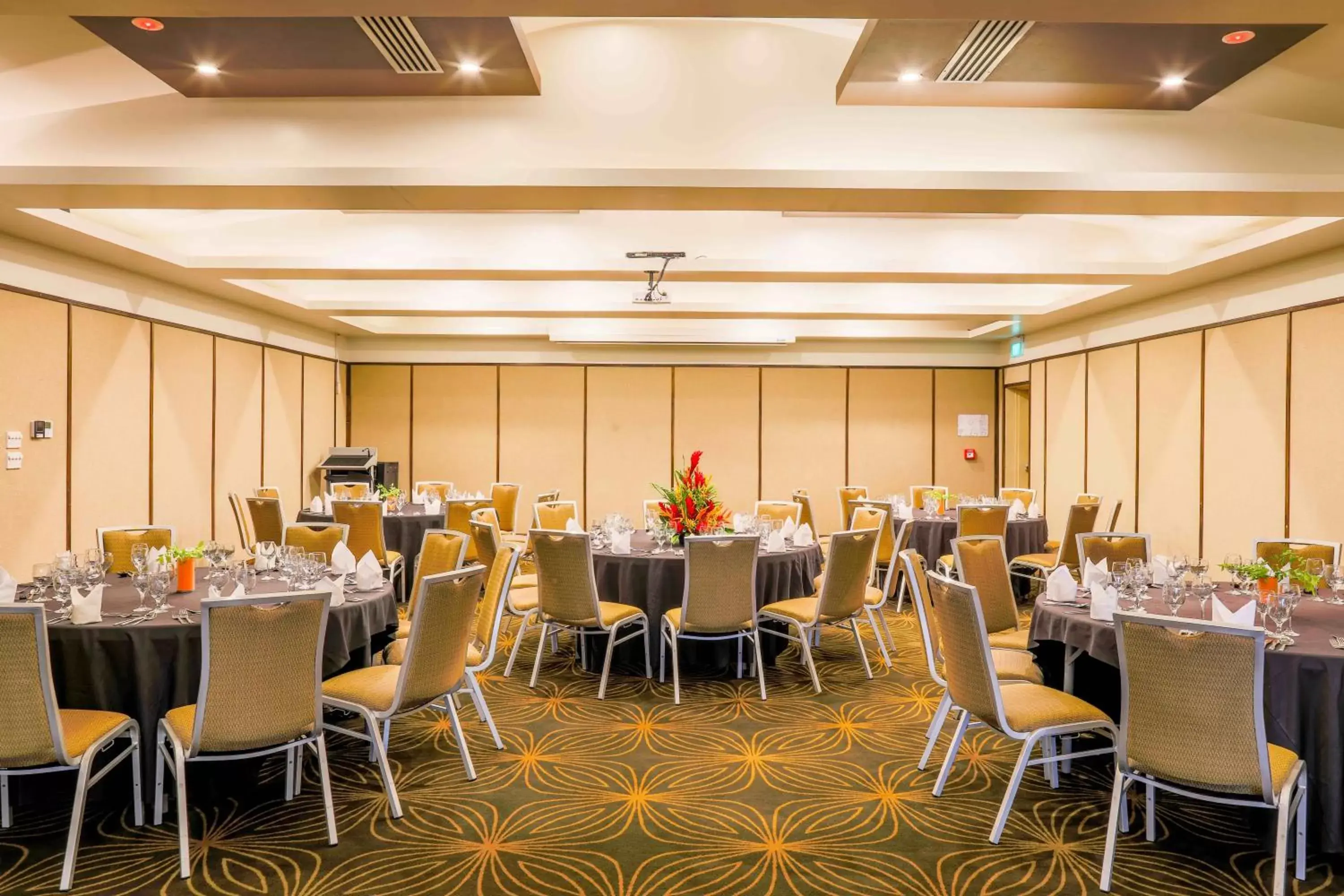 Meeting/conference room, Restaurant/Places to Eat in Holiday Inn Suva, an IHG Hotel