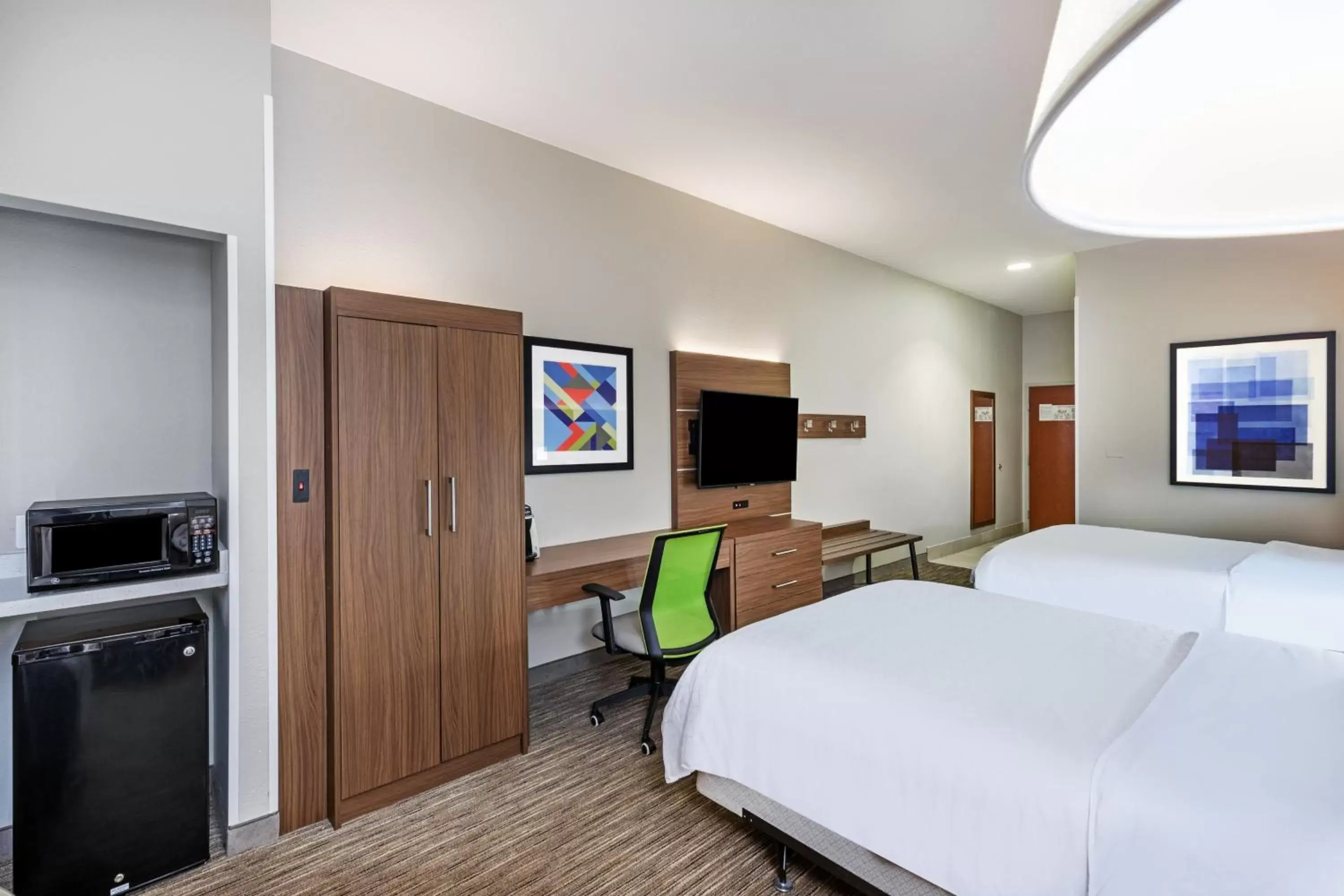 Photo of the whole room, TV/Entertainment Center in Holiday Inn Express and Suites Pryor, an IHG Hotel