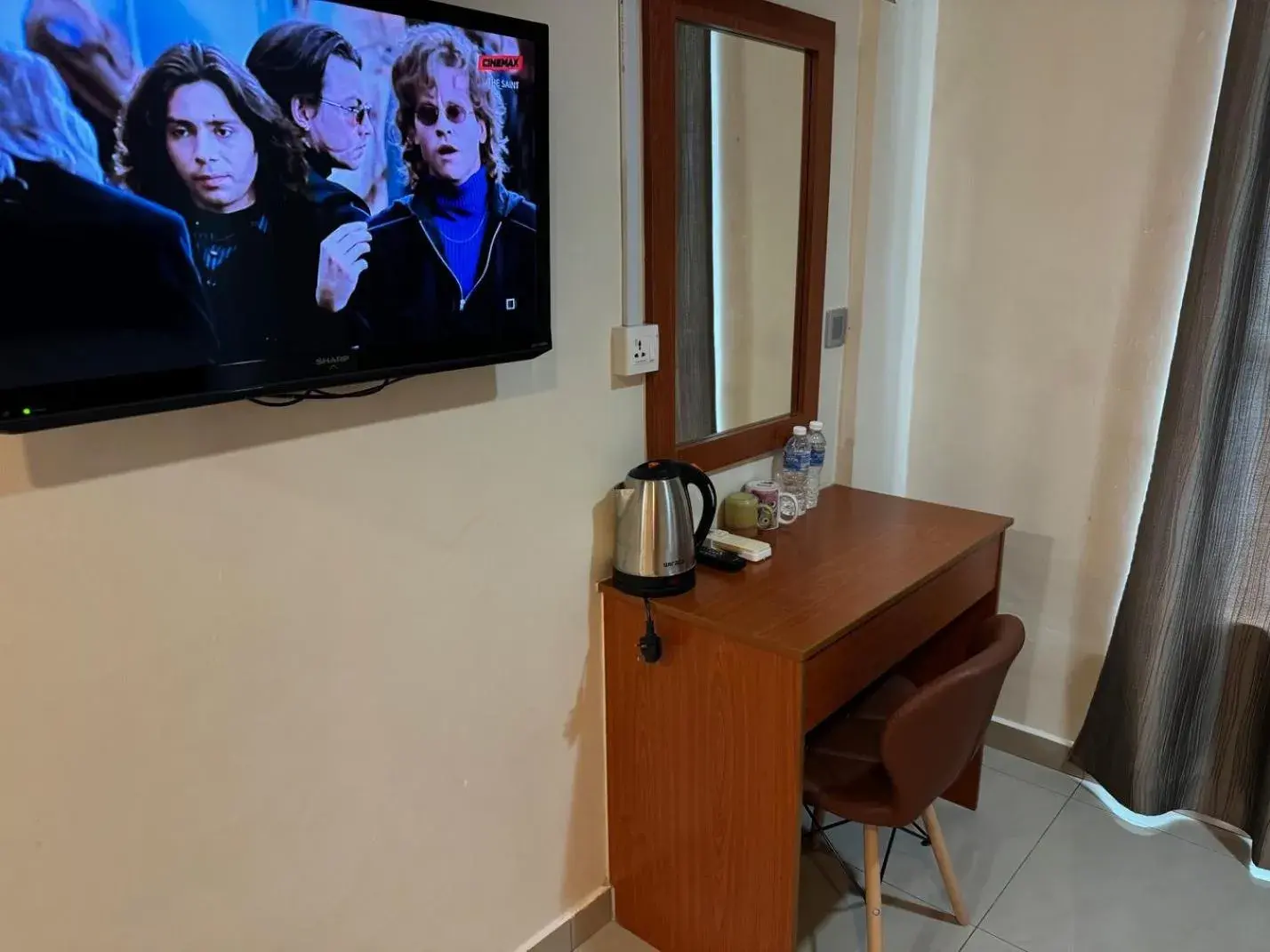 Bedroom, TV/Entertainment Center in Aeton Hotel