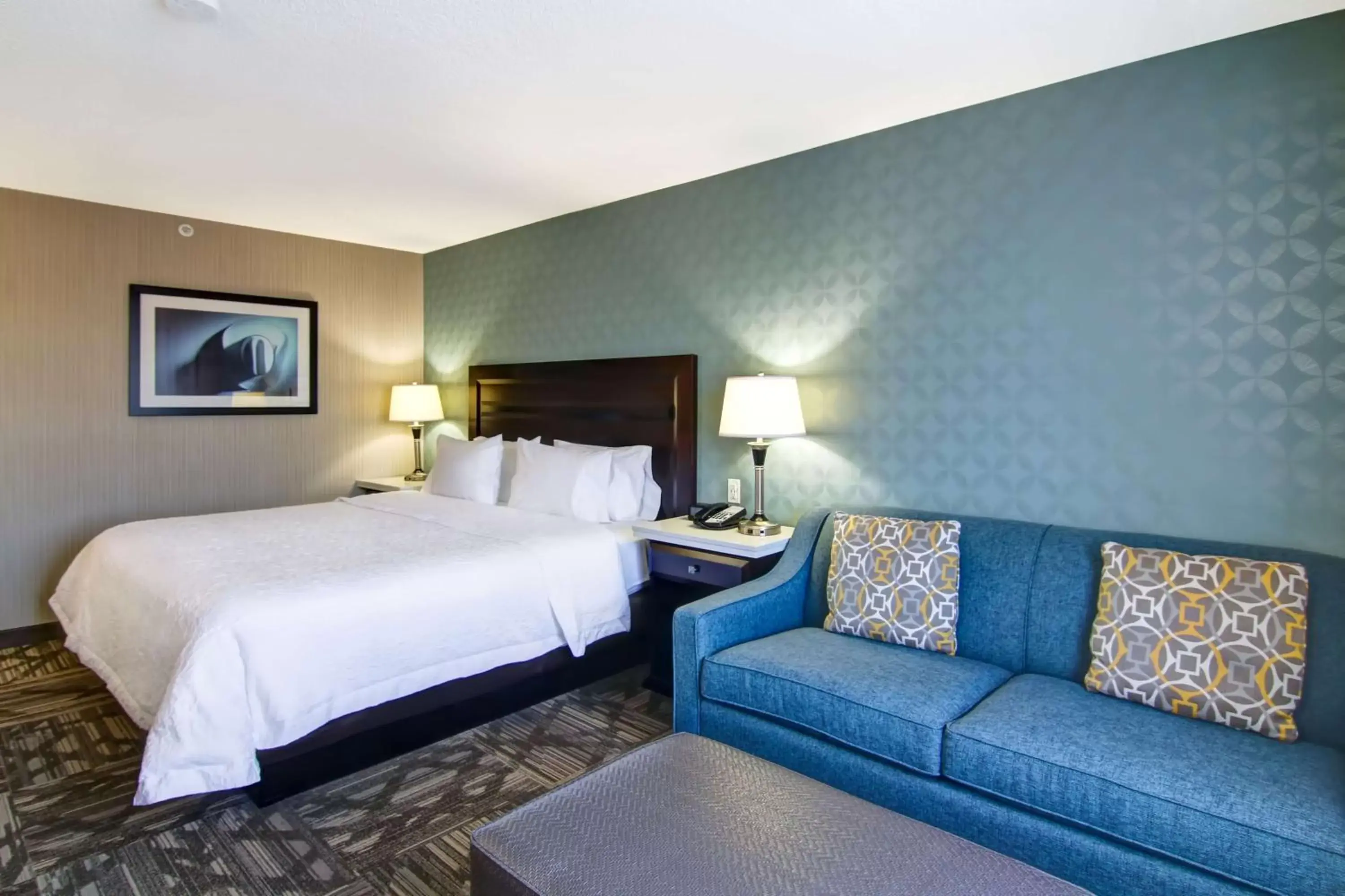 Living room, Bed in Hampton Inn & Suites by Hilton Calgary-Airport