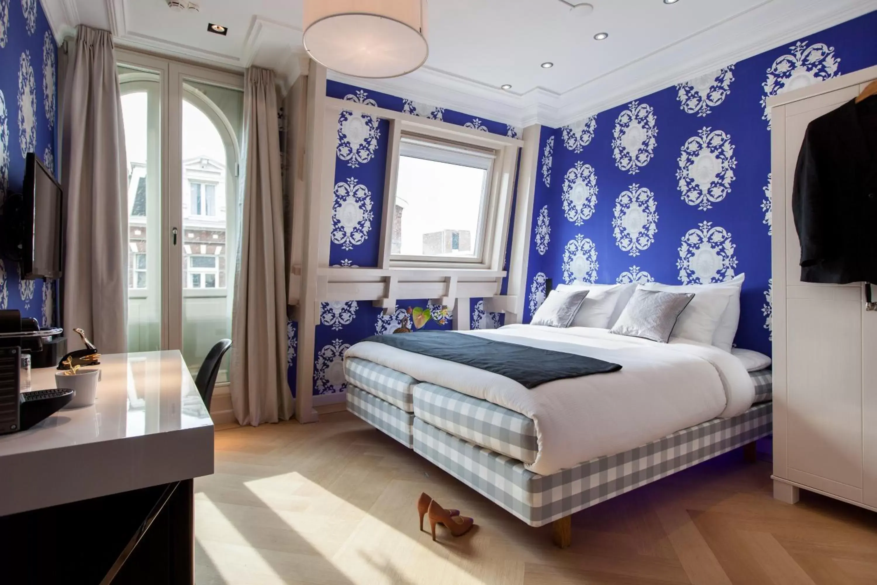 Photo of the whole room, Bed in Amsterdam Canal Hotel