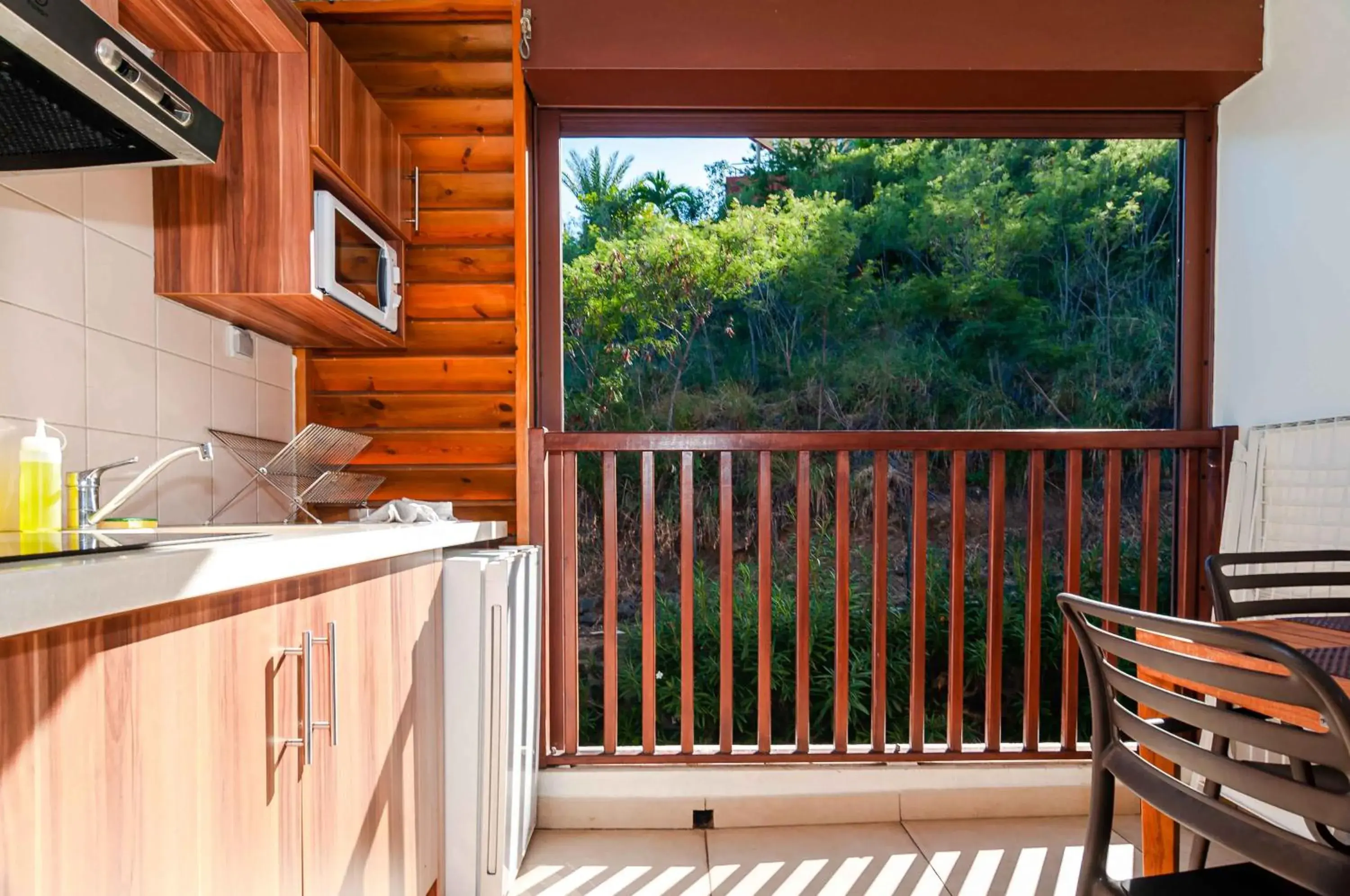 Balcony/Terrace, Kitchen/Kitchenette in Tama Hotel