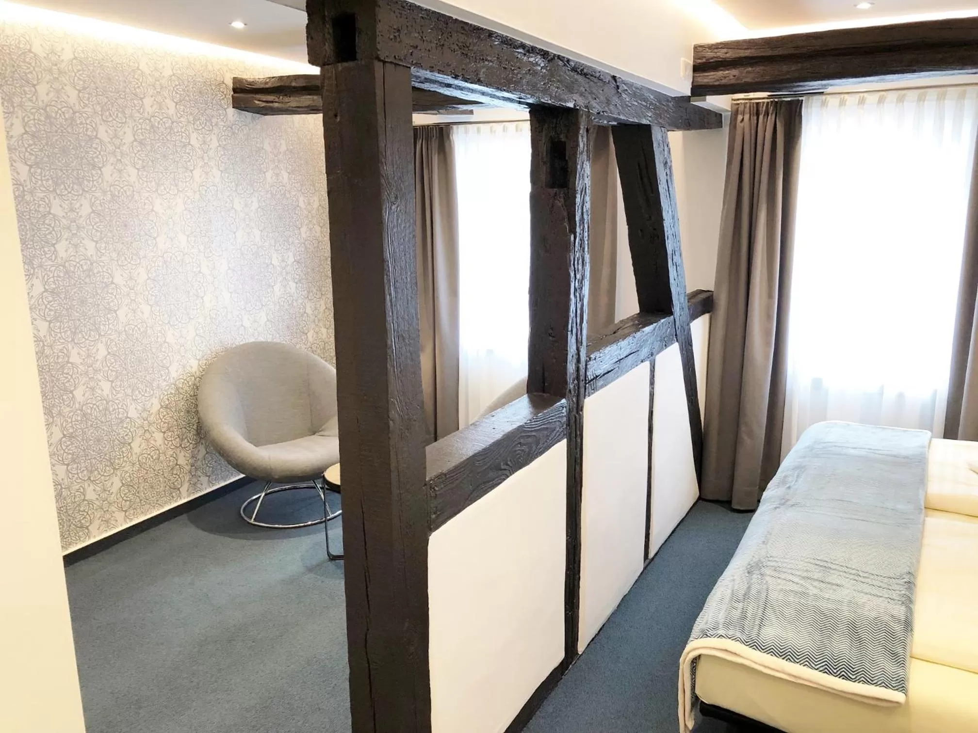 Living room, Bed in Hotel am Schloss