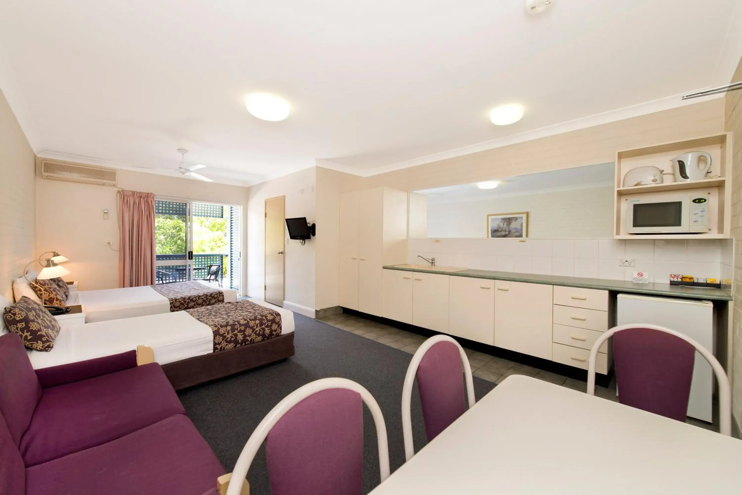 Kitchen/Kitchenette in Benson Court Motel