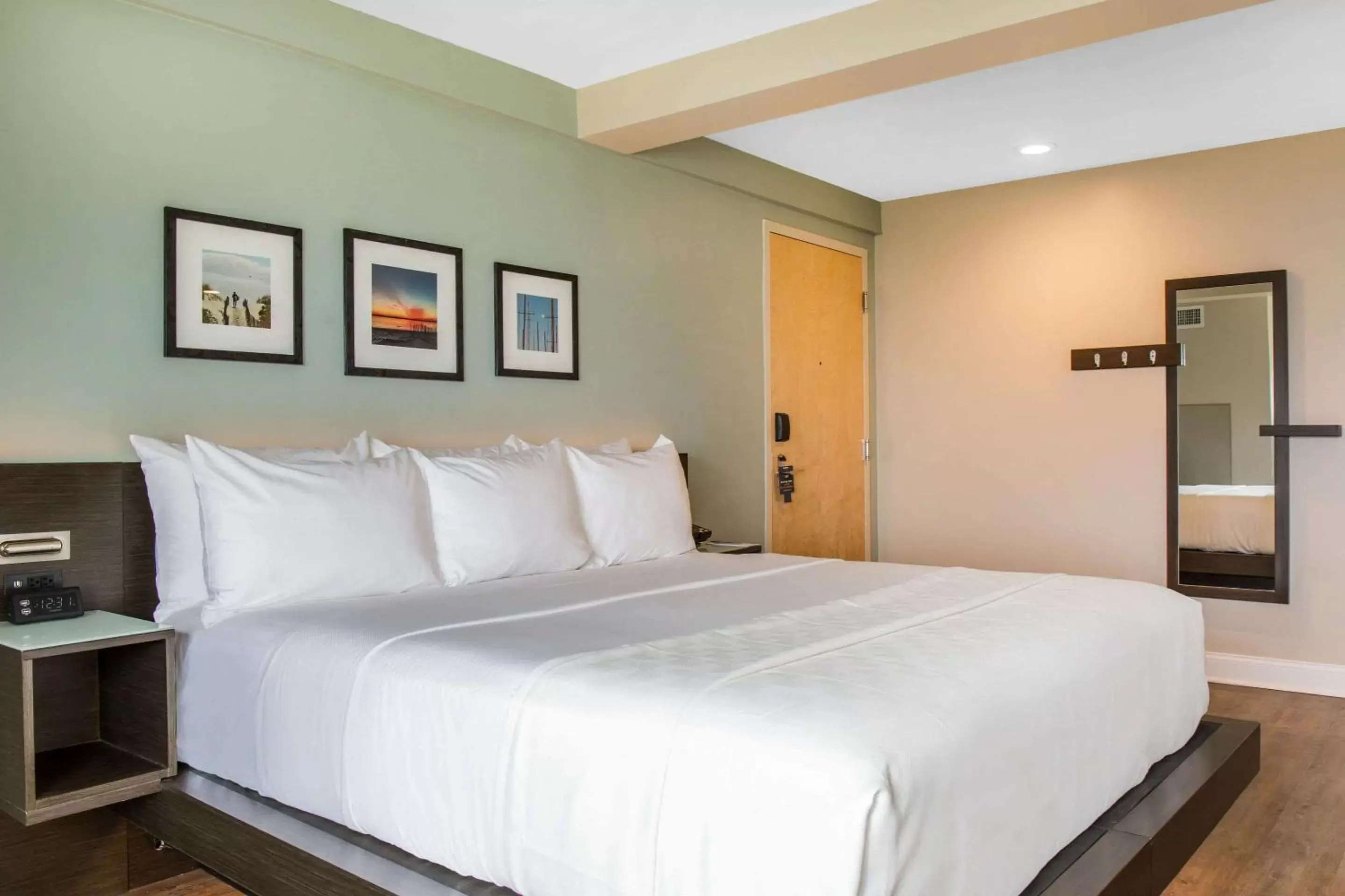 2 King Beds, Executive Suite, Non-Smoking in Wyndham Newport Hotel