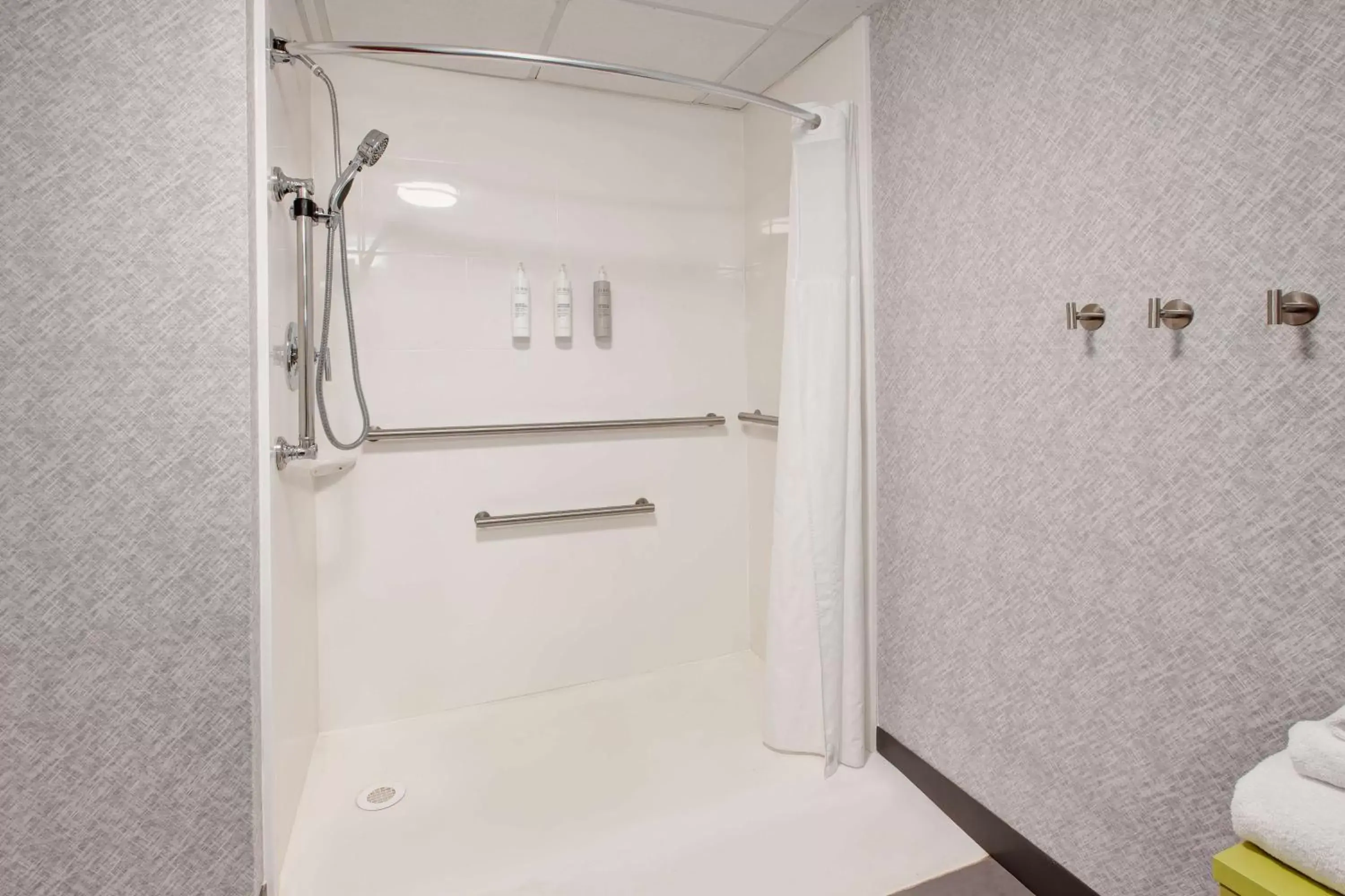 Bathroom in Hampton Inn & Suites Cleveland-Airport/Middleburg Heights