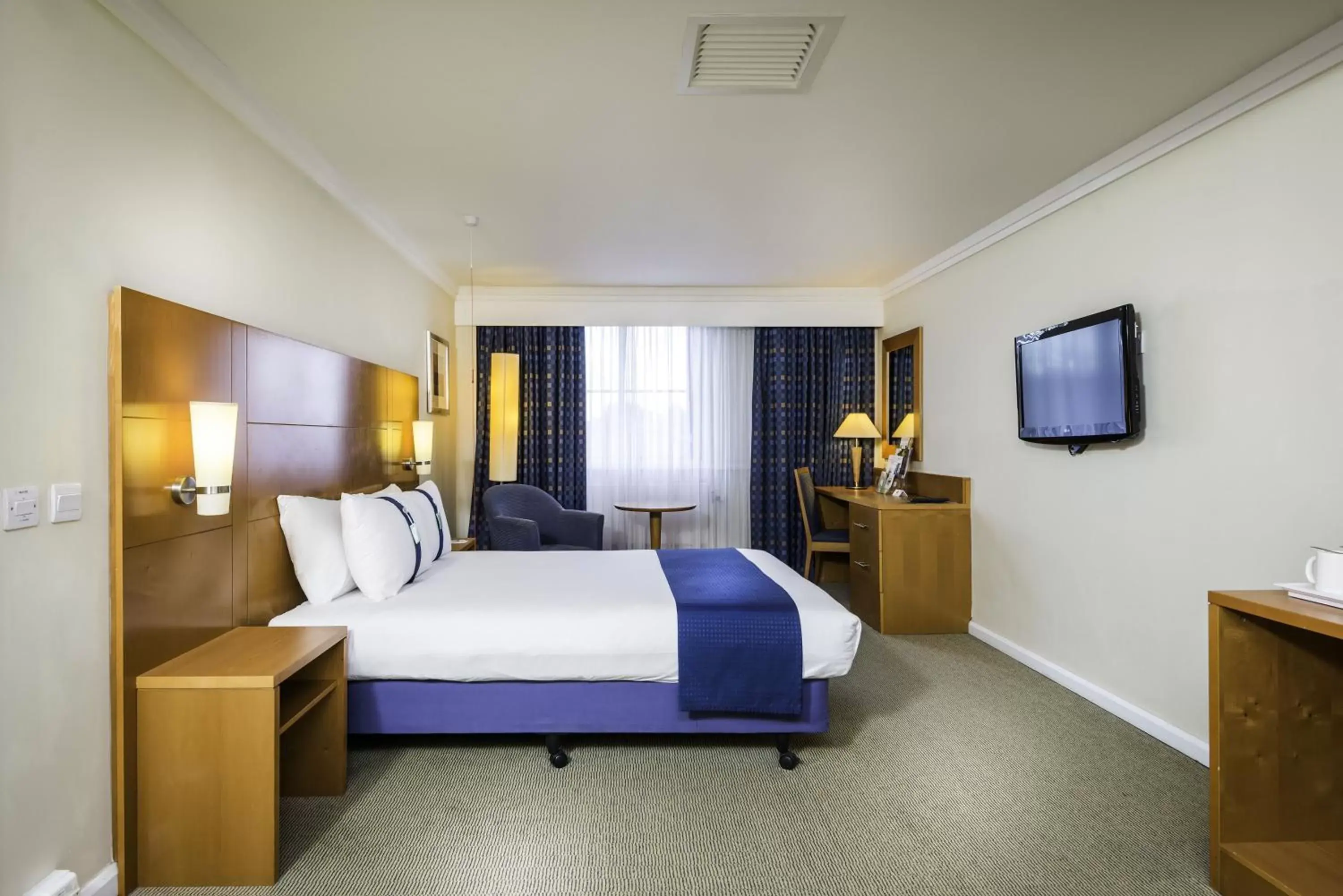 Bed in Holiday Inn Cardiff City, an IHG Hotel