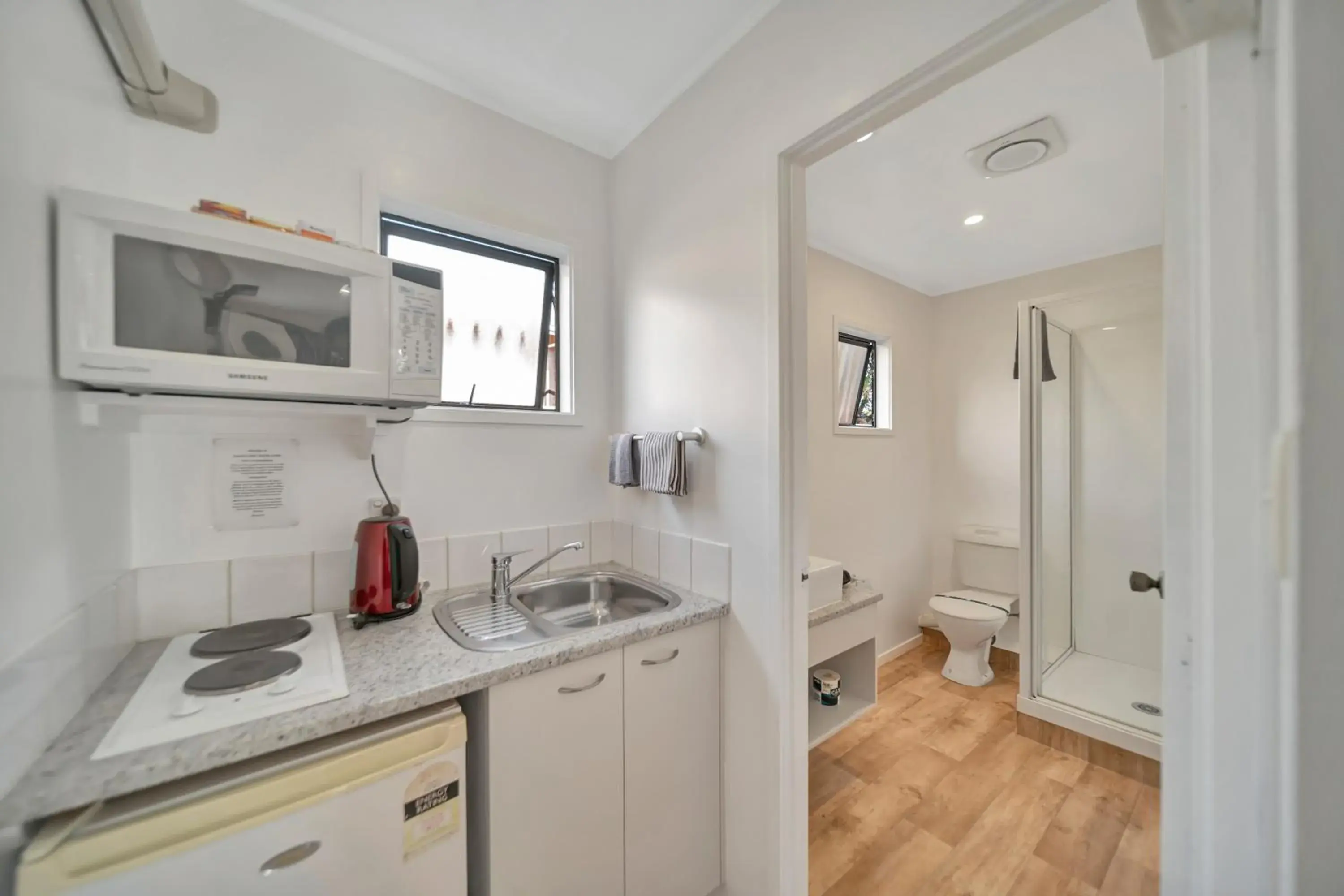 Kitchen/Kitchenette in Tudor Court Motor Lodge Hotel