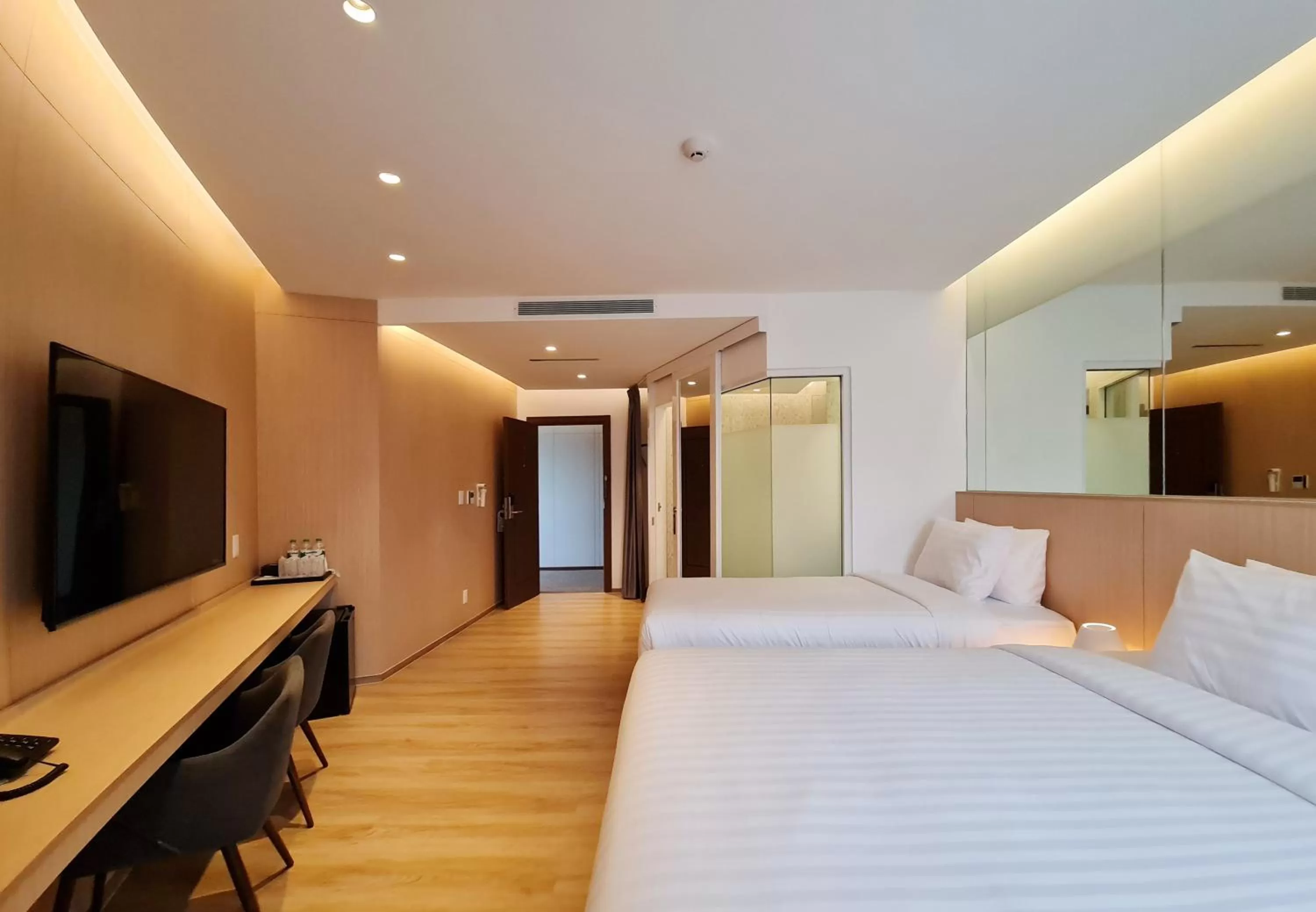 Photo of the whole room, Bed in Mintel Huamark