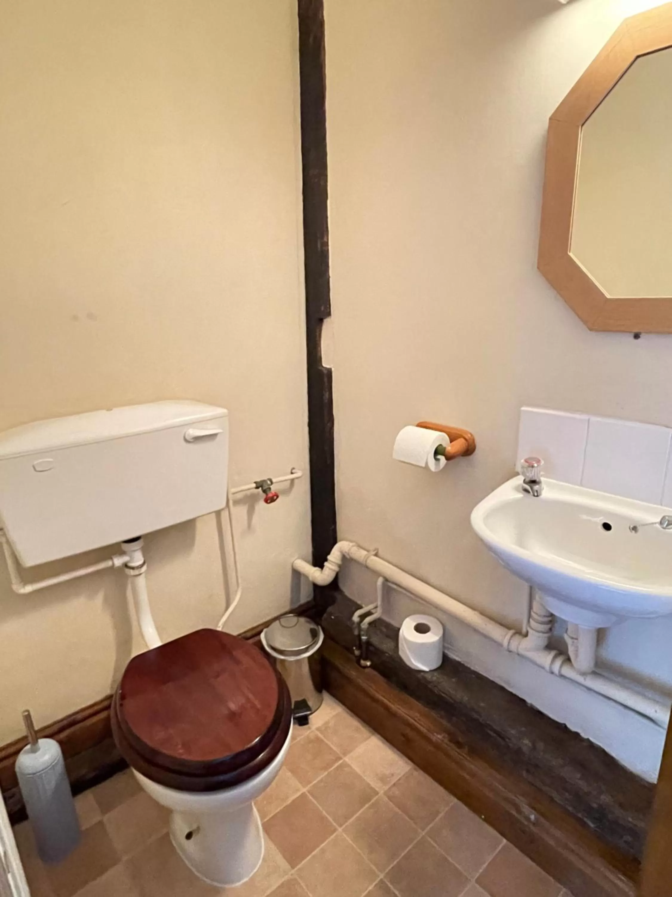 Toilet in Halfway House Inn & Cottages
