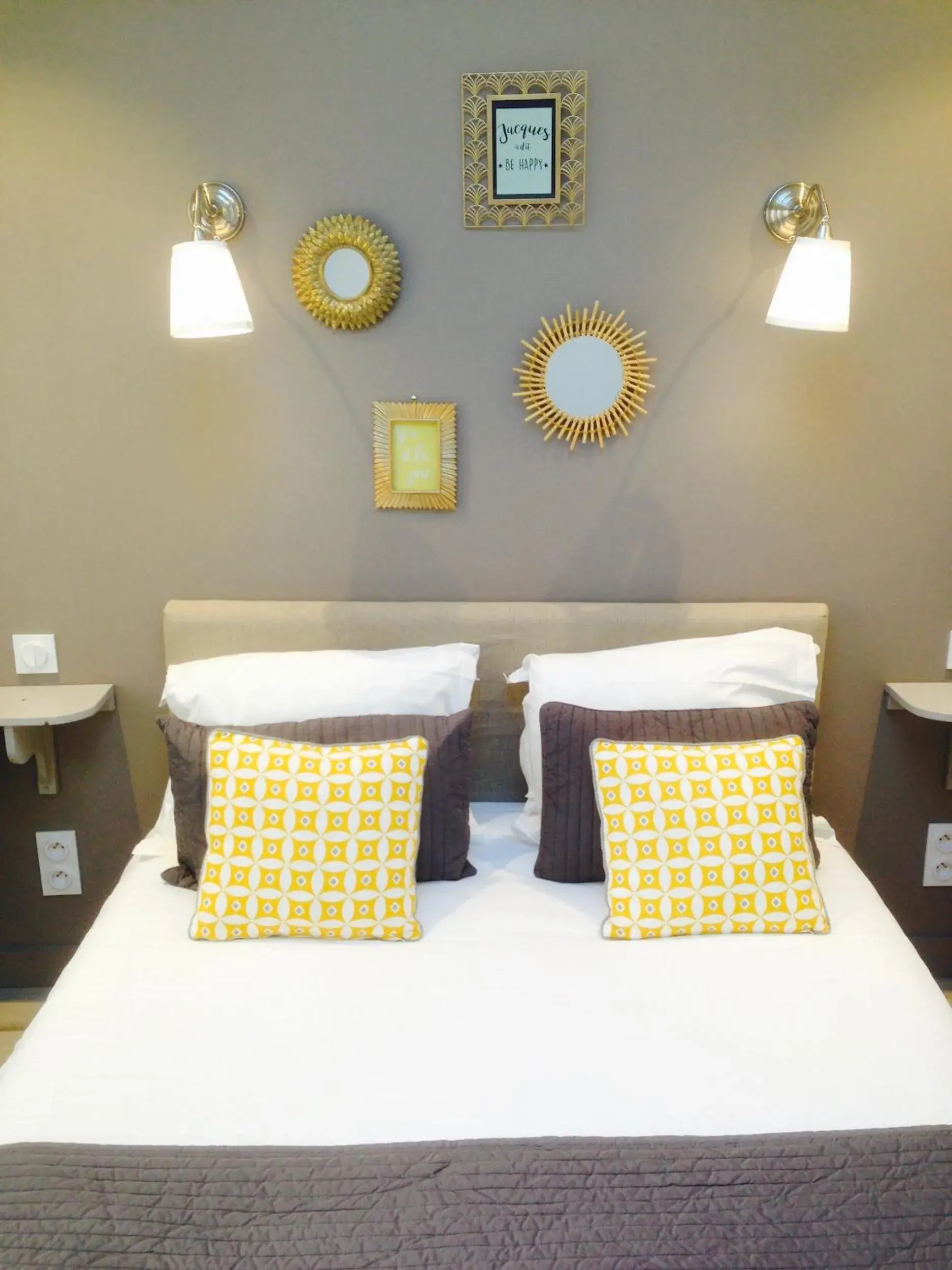 Bedroom, Bed in Hotel Saint-Michel