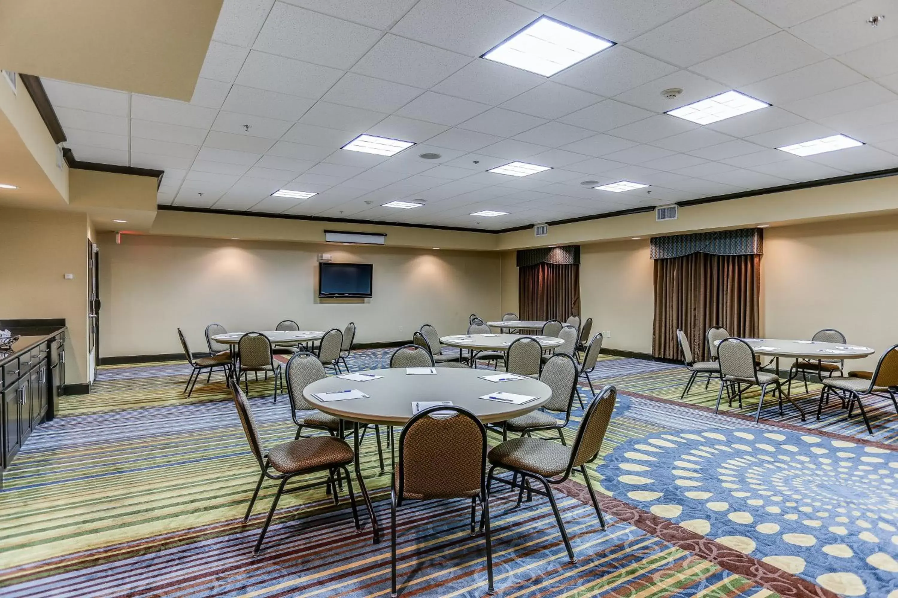 Meeting/conference room in Holiday Inn Express Hotel & Suites Huntsville, an IHG Hotel