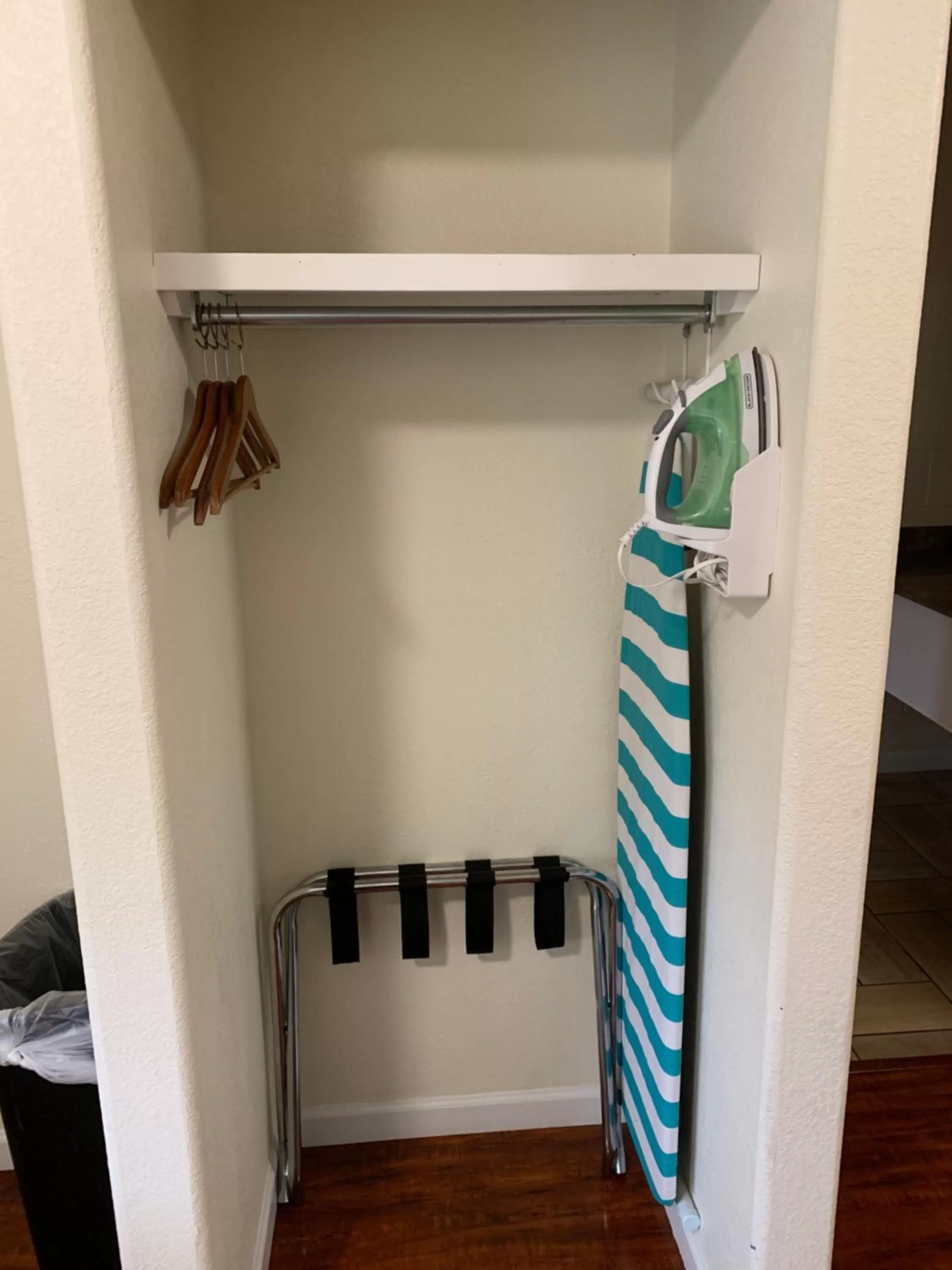 Townhouse Inn & Suites