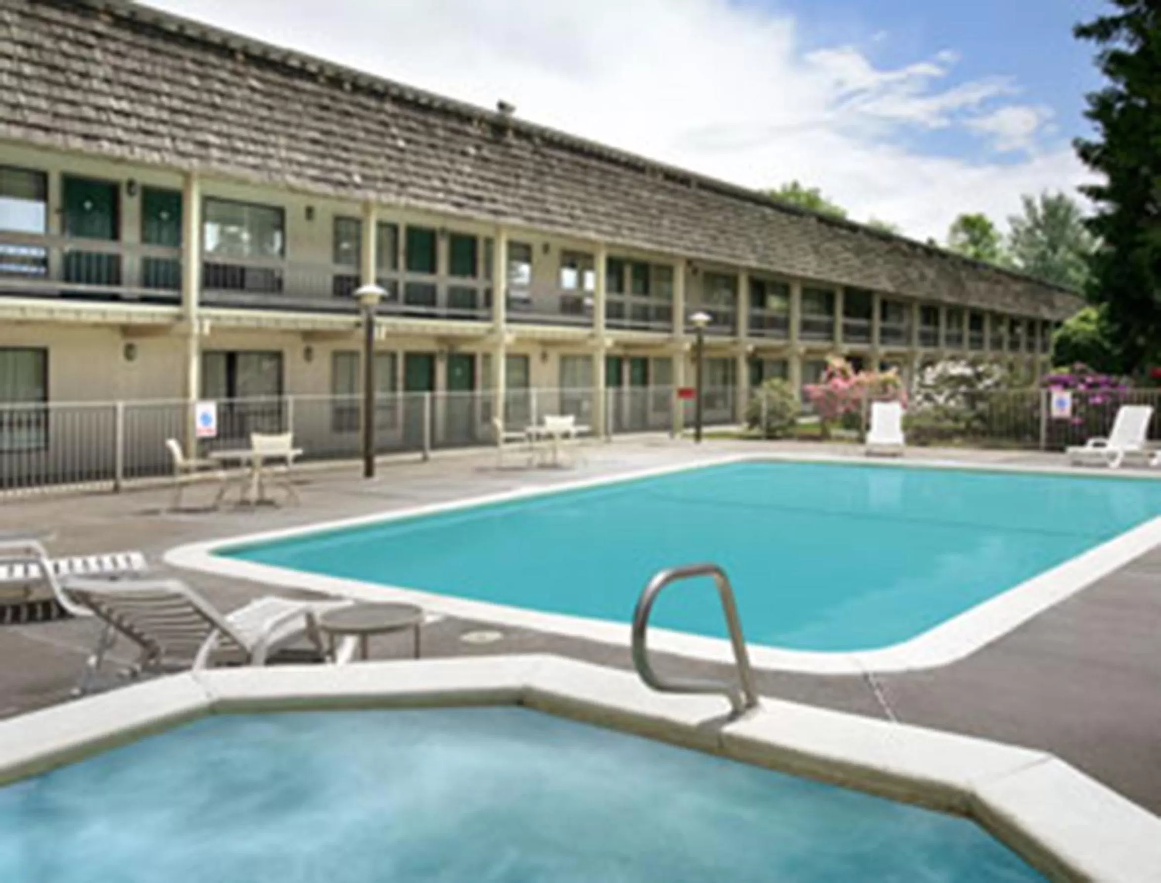 Swimming pool in Days Inn by Wyndham Klamath Falls
