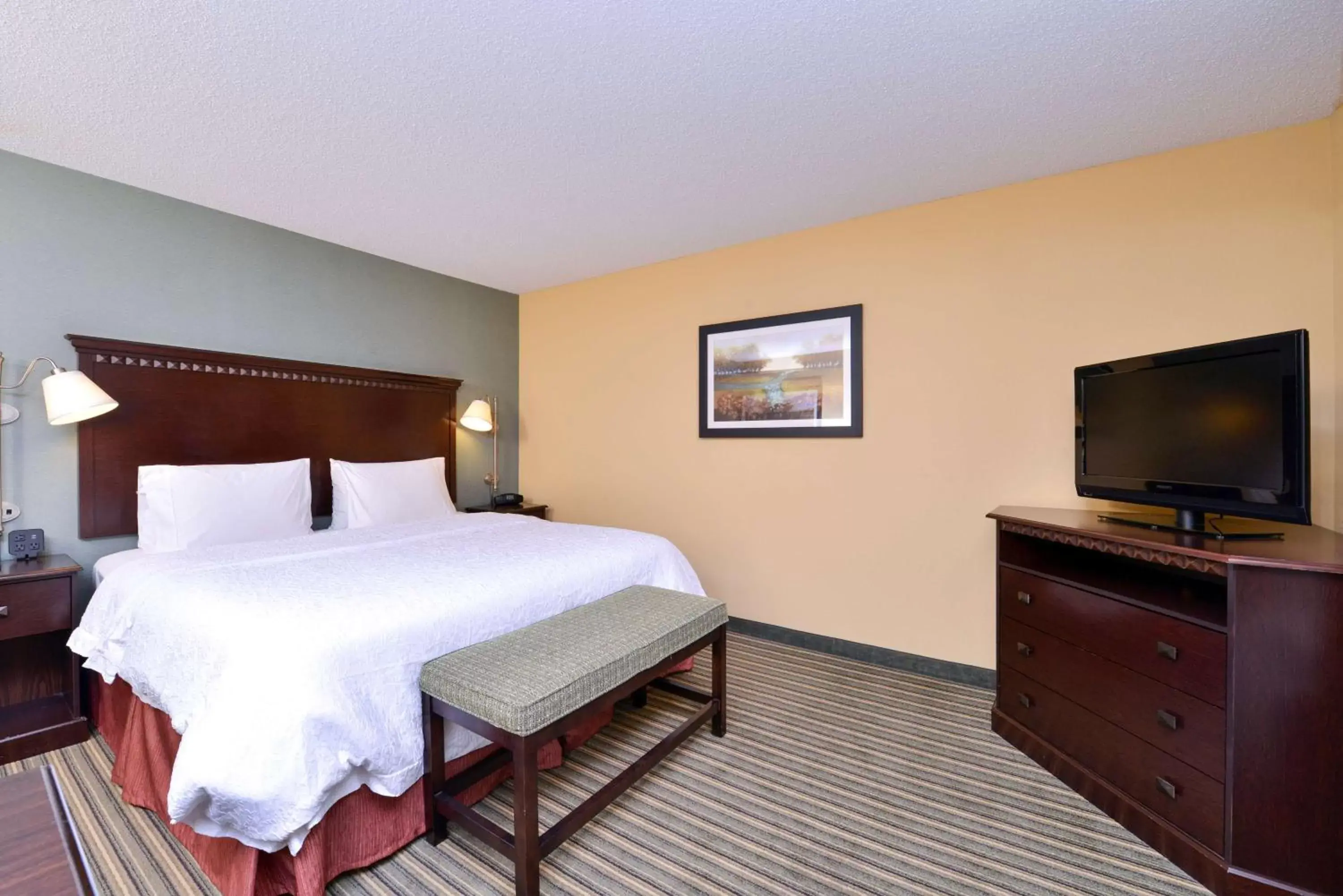 Bed in Hampton Inn & Suites Fort Belvoir Alexandria South