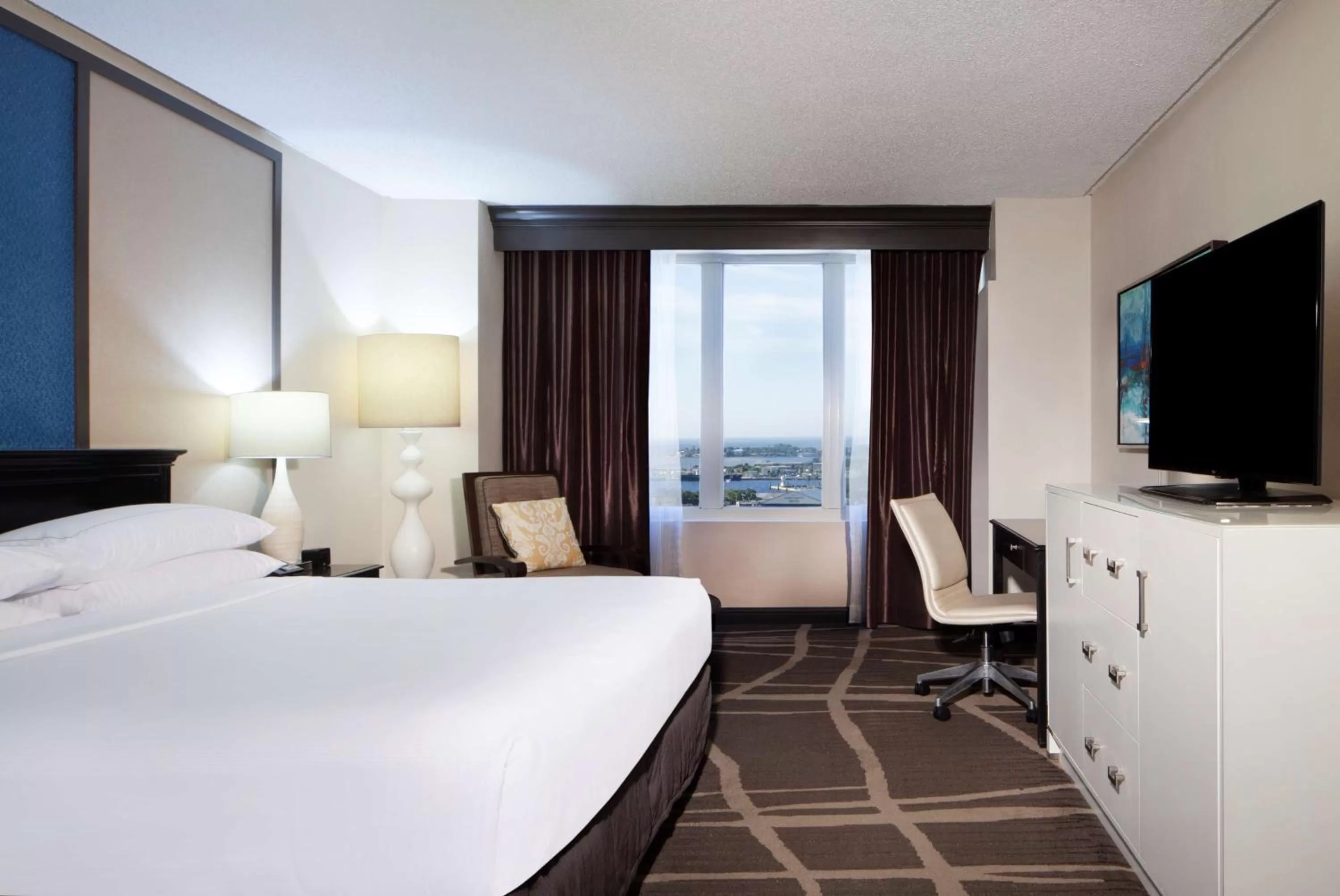 Bedroom, Bed in Hilton St. Petersburg Bayfront