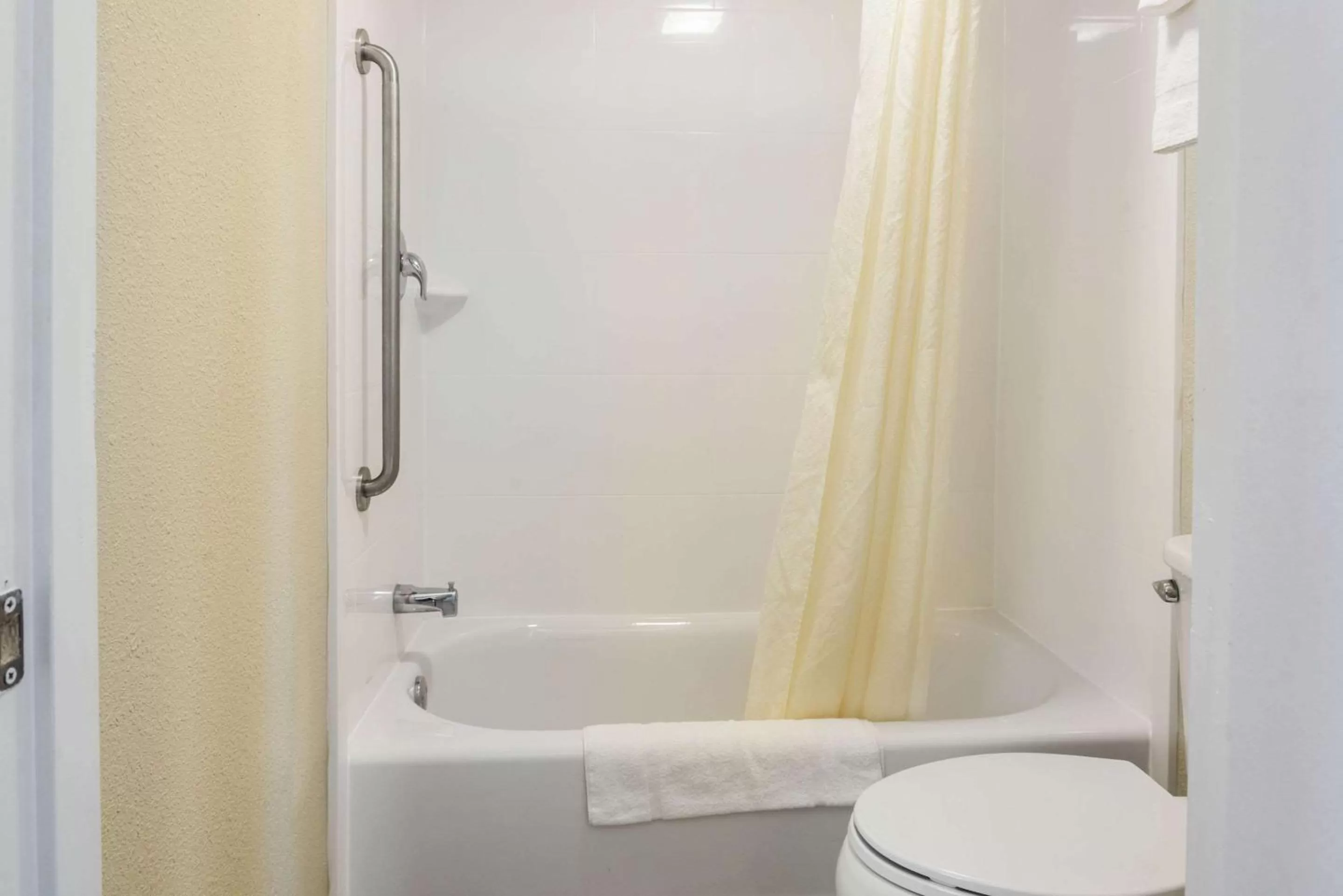 Photo of the whole room in Econo Lodge Freeport - Brunswick Area