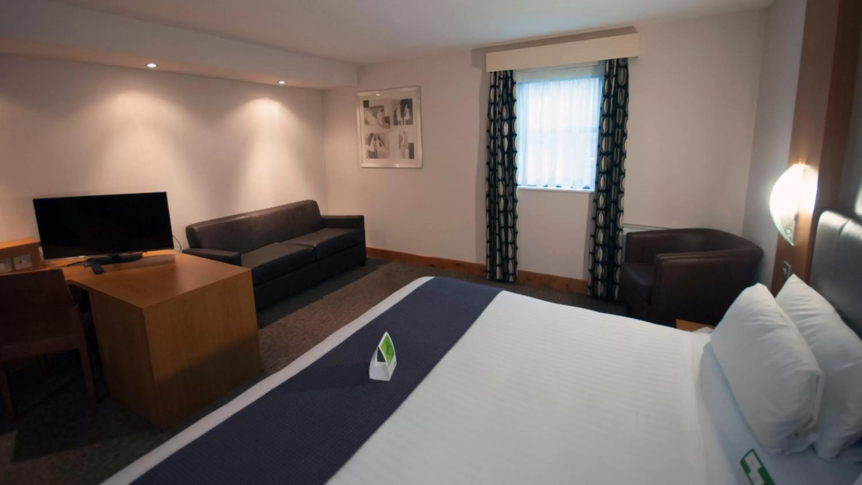 Bed, TV/Entertainment Center in Holiday Inn Manchester - Central Park, an IHG Hotel