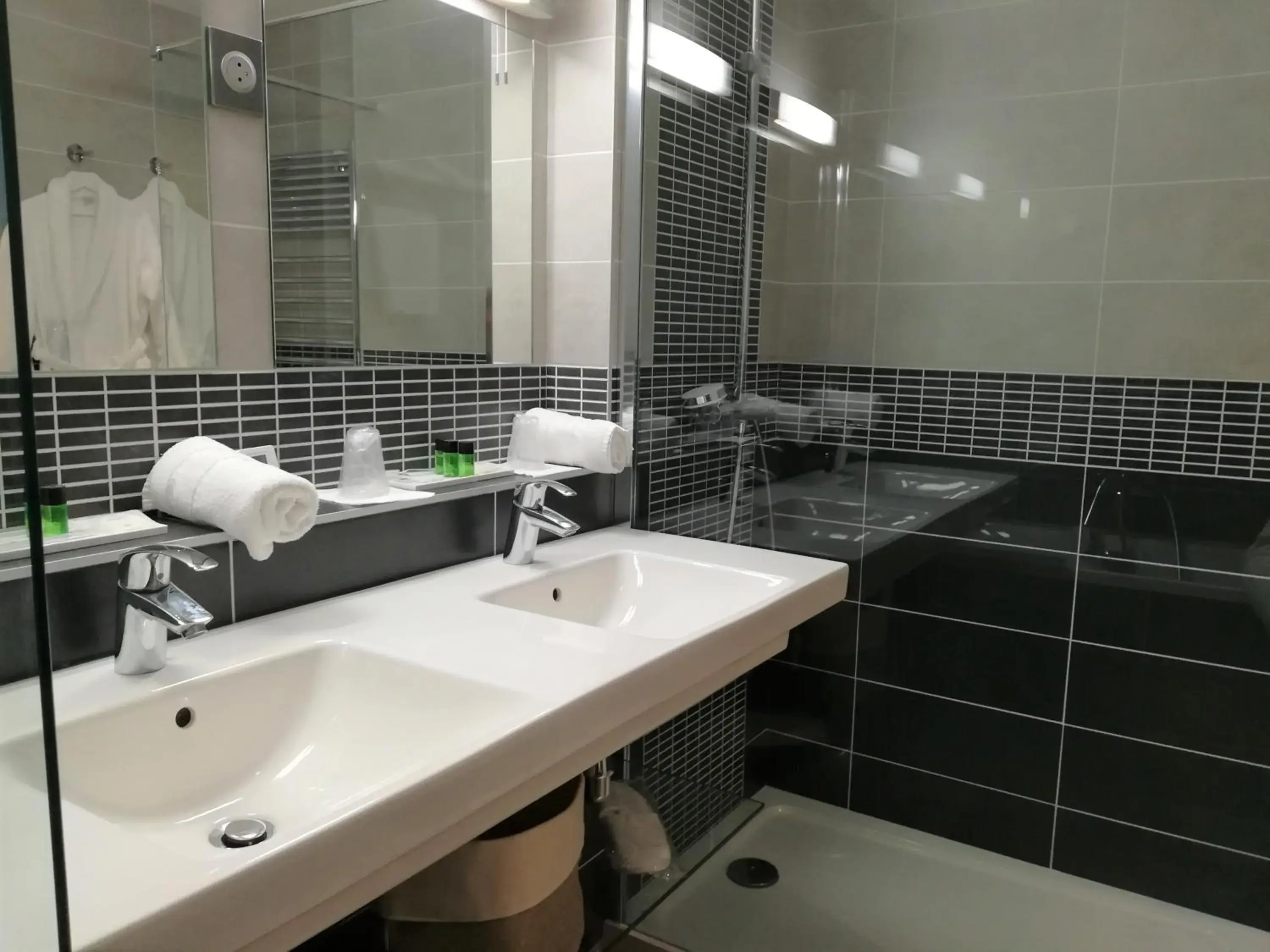 Shower, Bathroom in Hôtel Saint Roch