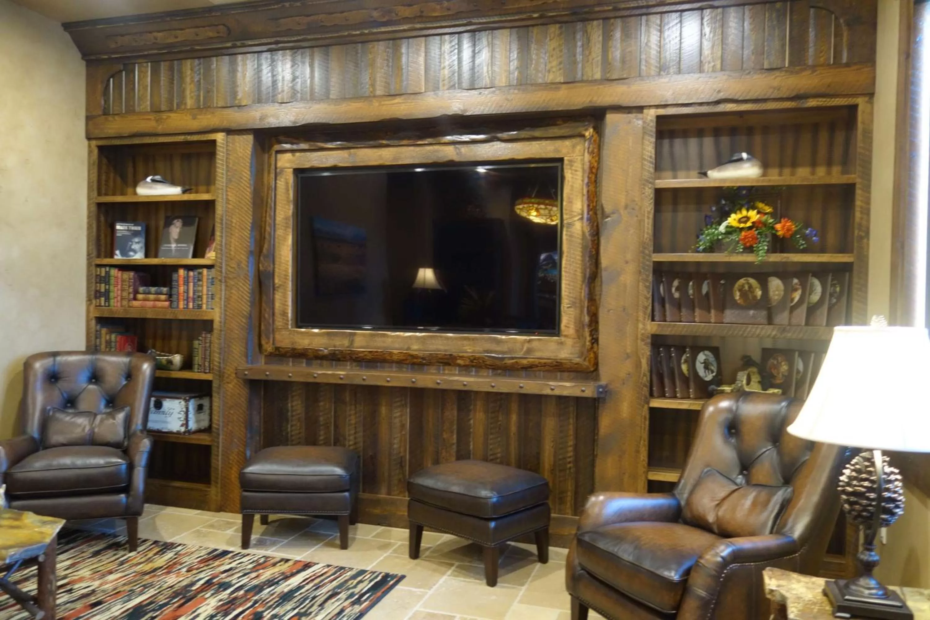 Library in Glacier International Lodge
