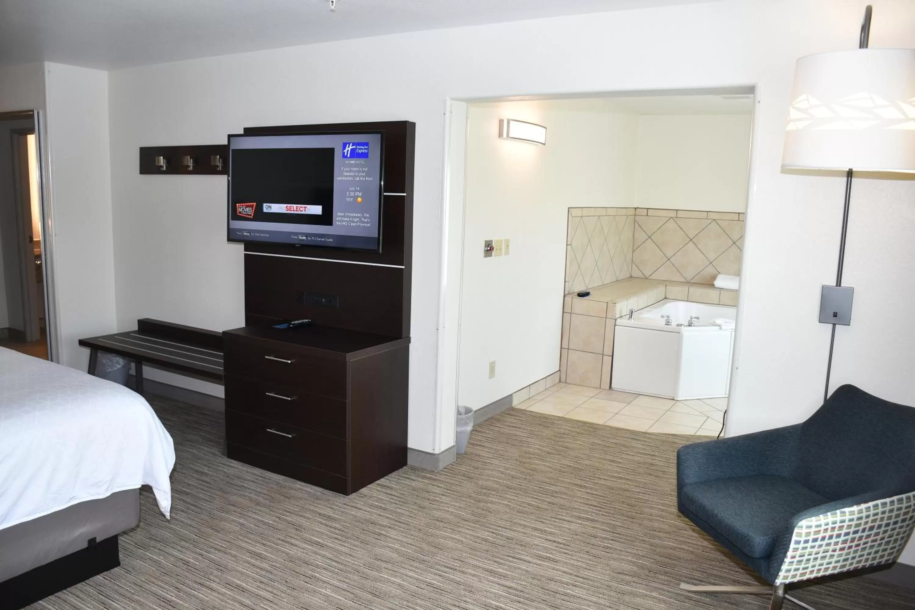 King Suite with Spa Bath - Non-Smoking in Holiday Inn Express Hotel & Suites Evanston, an IHG Hotel