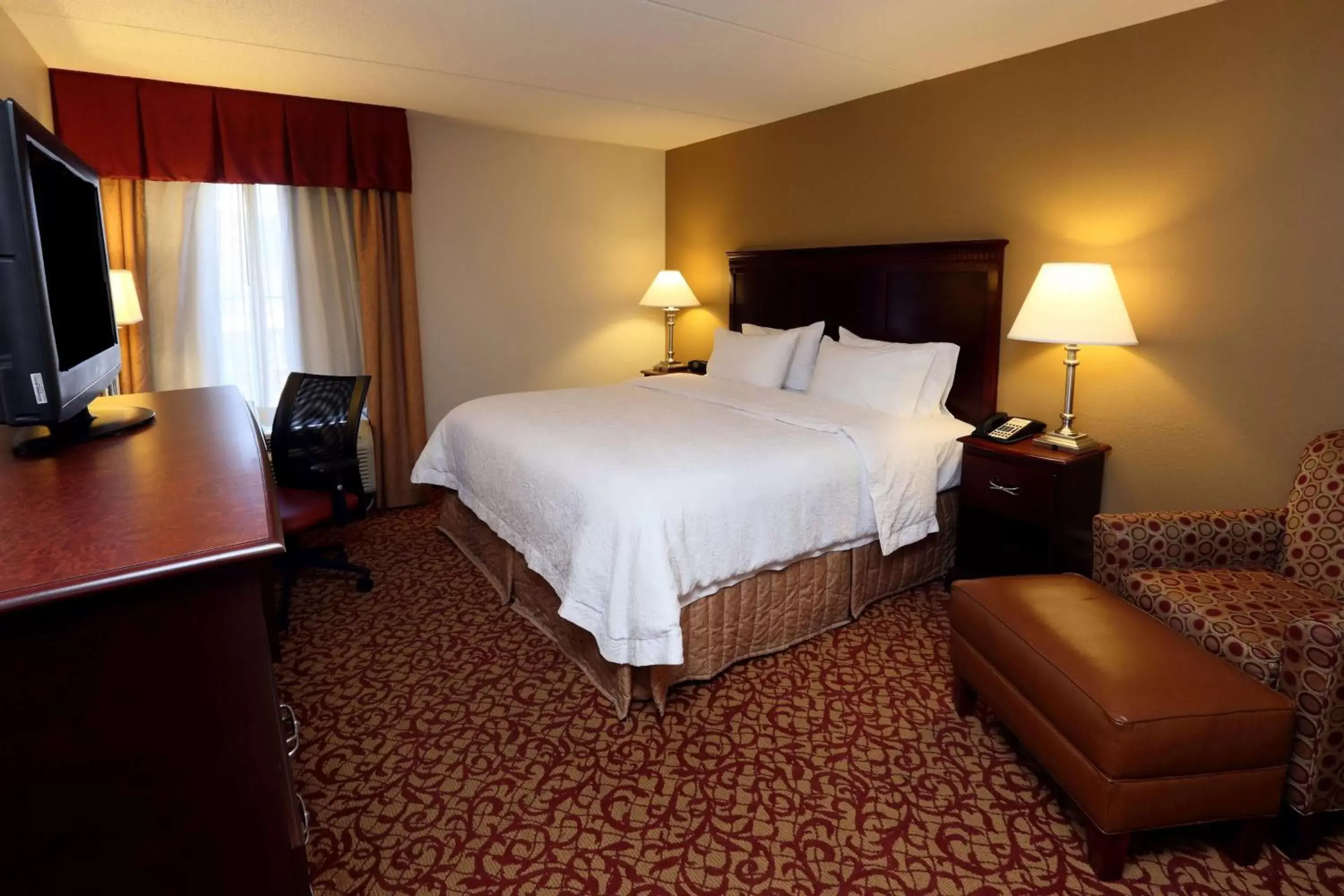 Bedroom, Bed in Hampton Inn & Suites Charlottesville at the University