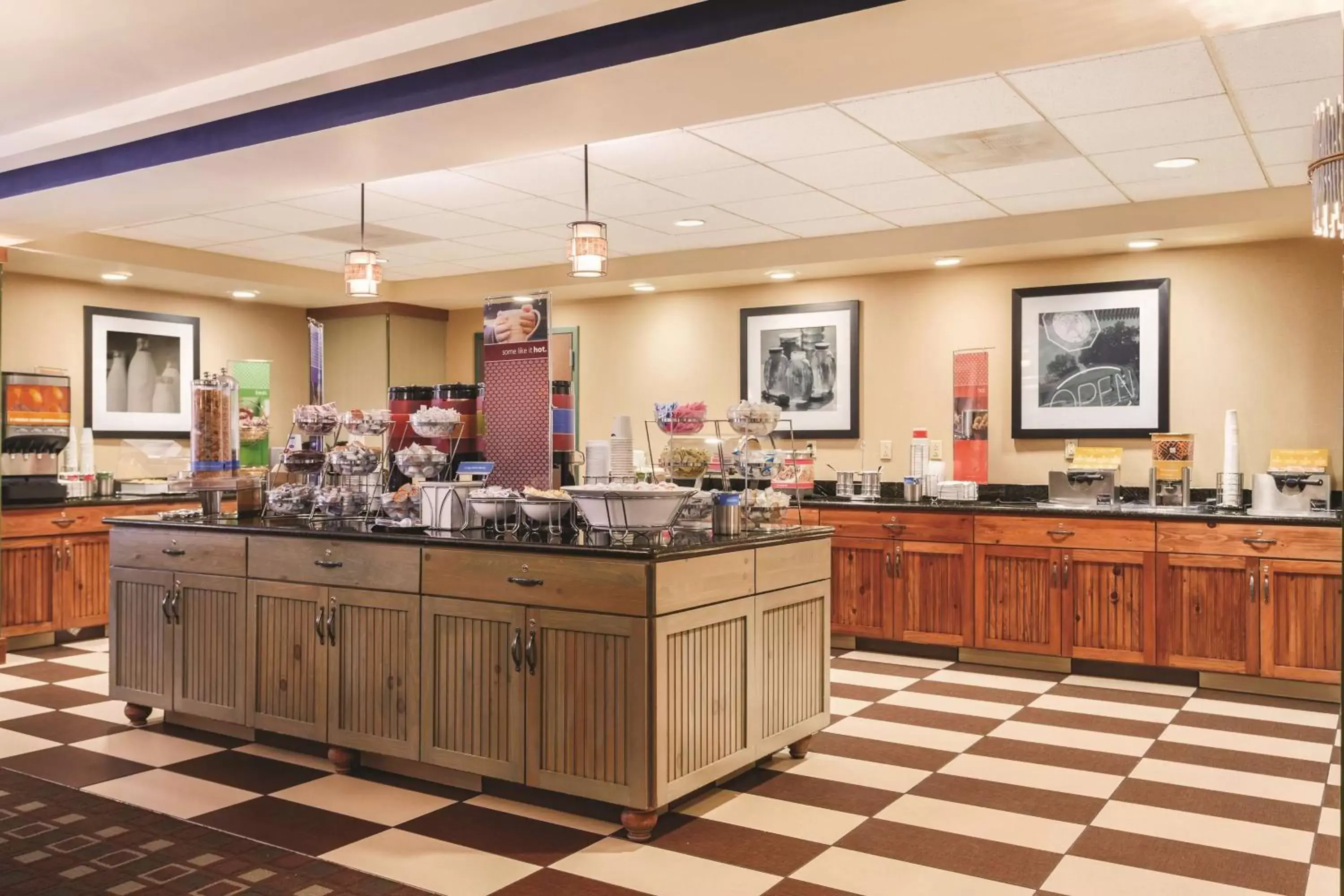 Dining area, Restaurant/Places to Eat in Hampton Inn & Suites Lake George