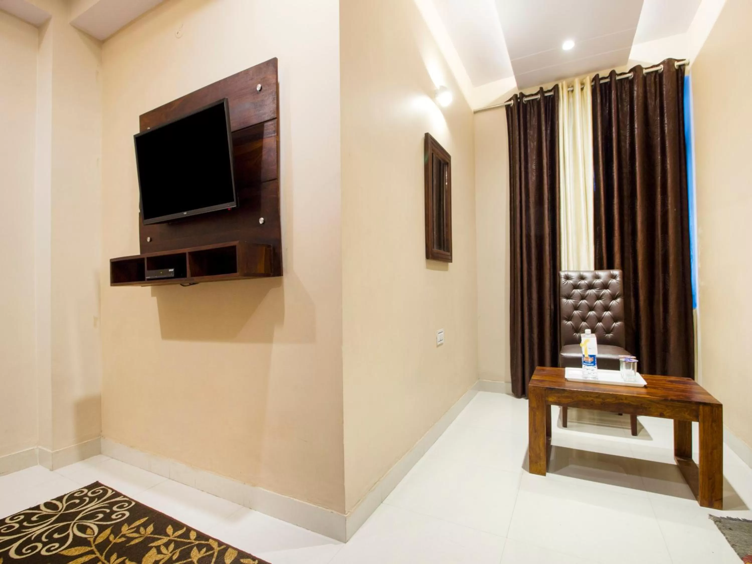 TV and multimedia, TV/Entertainment Center in FabExpress Travelers Lodge