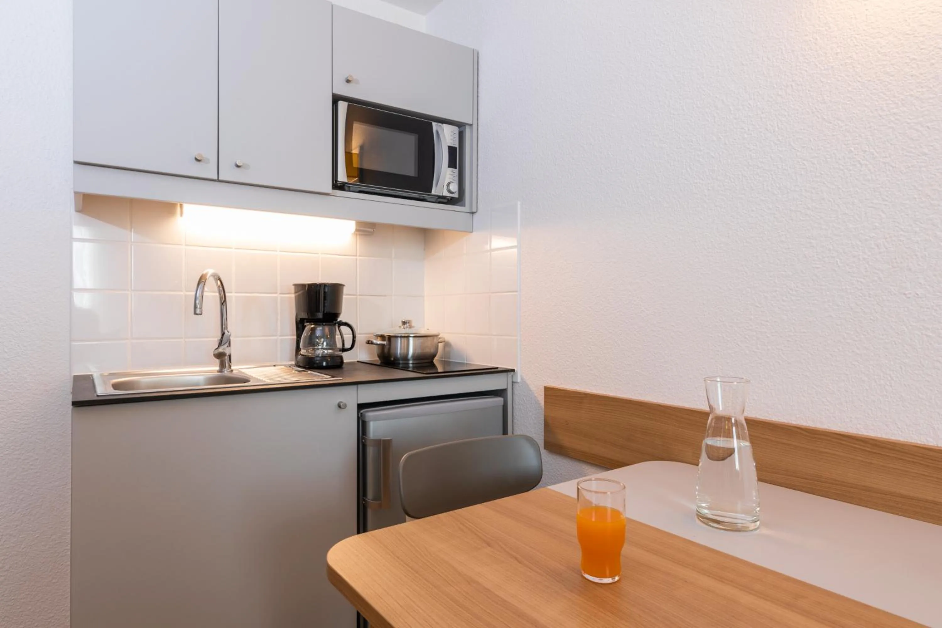 Kitchen or kitchenette in Aparthotel Adagio Access La Défense - Place Charras