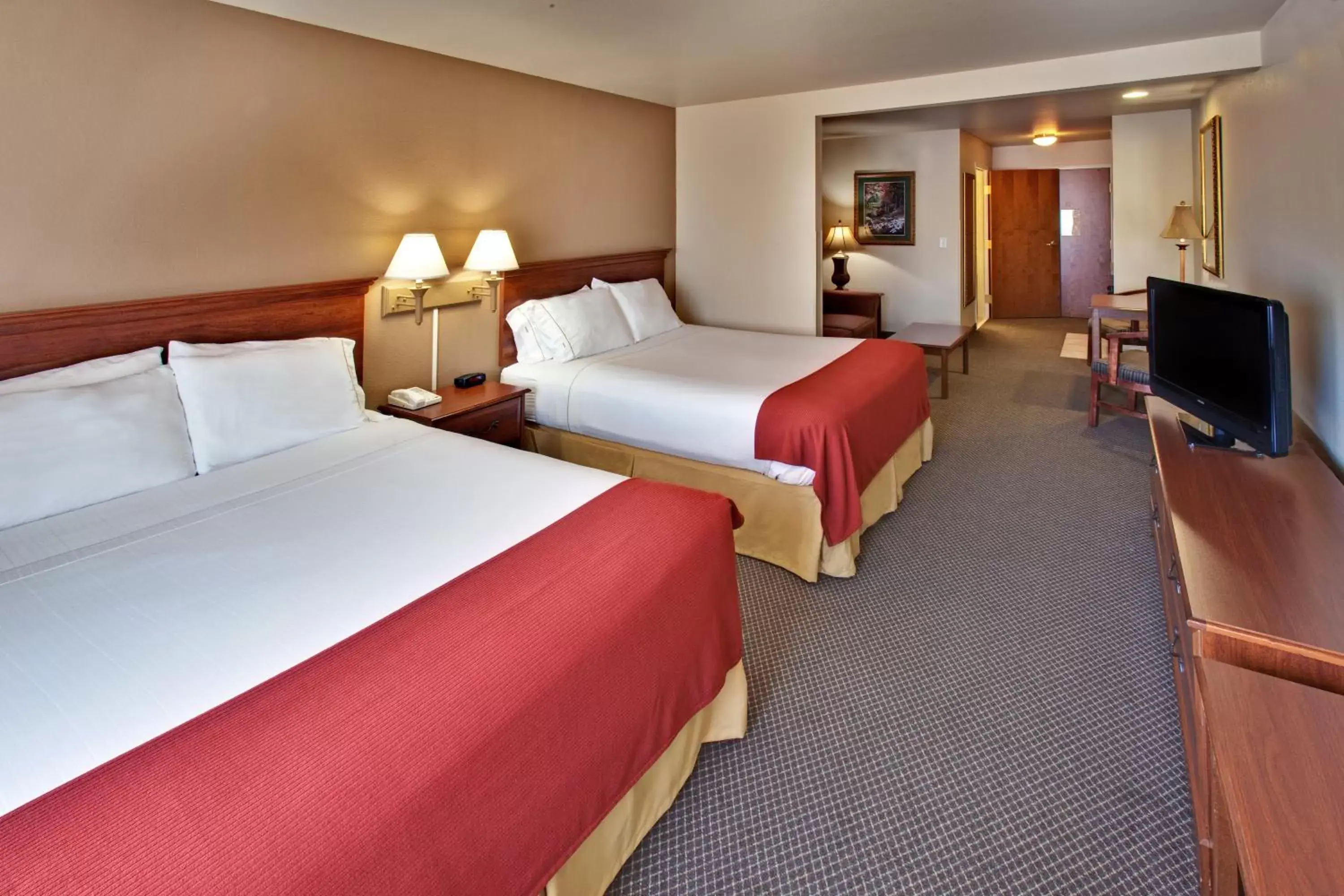 Photo of the whole room, Bed in Holiday Inn Express Hotel & Suites Brookings, an IHG Hotel