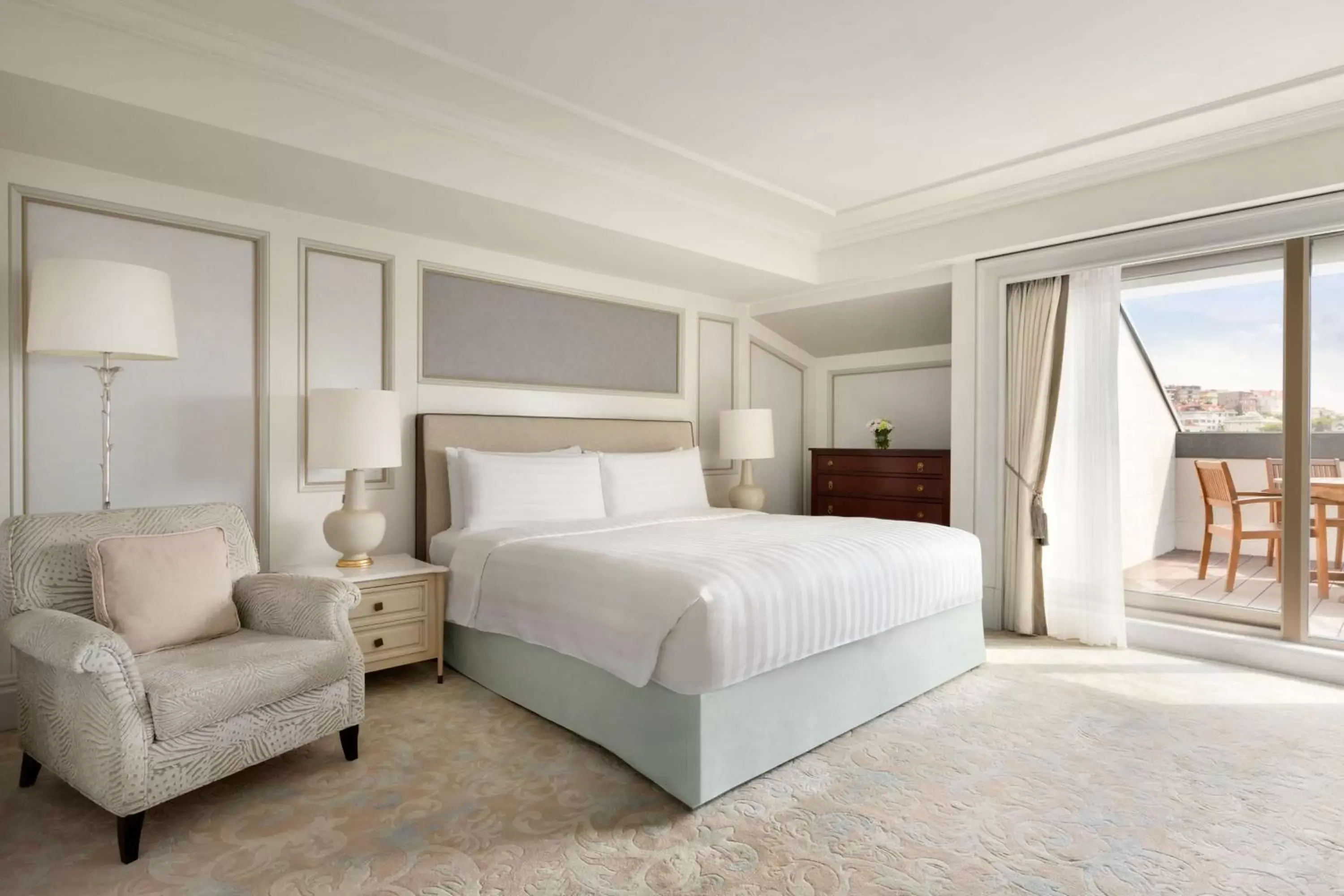 Photo of the whole room, Bed in Shangri-La Bosphorus, Istanbul