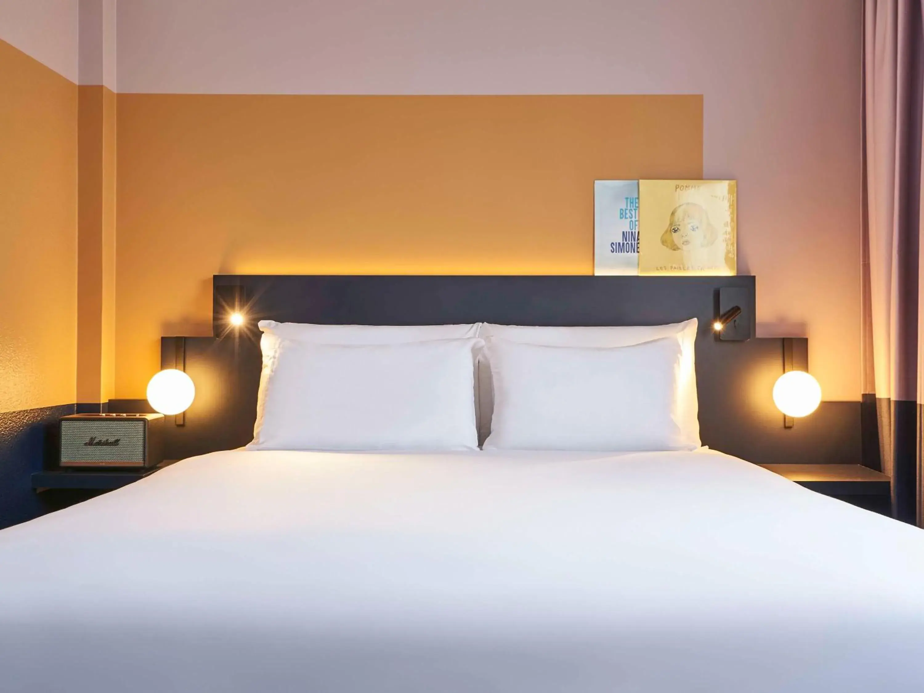 Photo of the whole room, Bed in Hotel Mercure Paris 15 Porte de Versailles