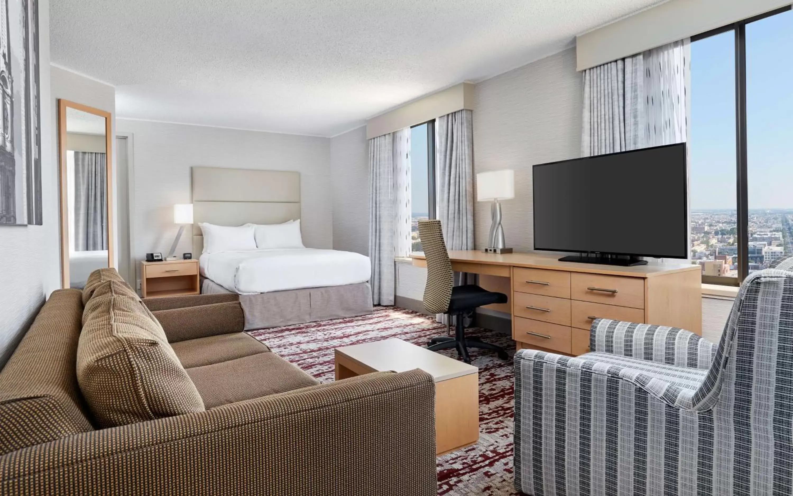 Bed, TV/Entertainment Center in DoubleTree by Hilton Philadelphia Center City