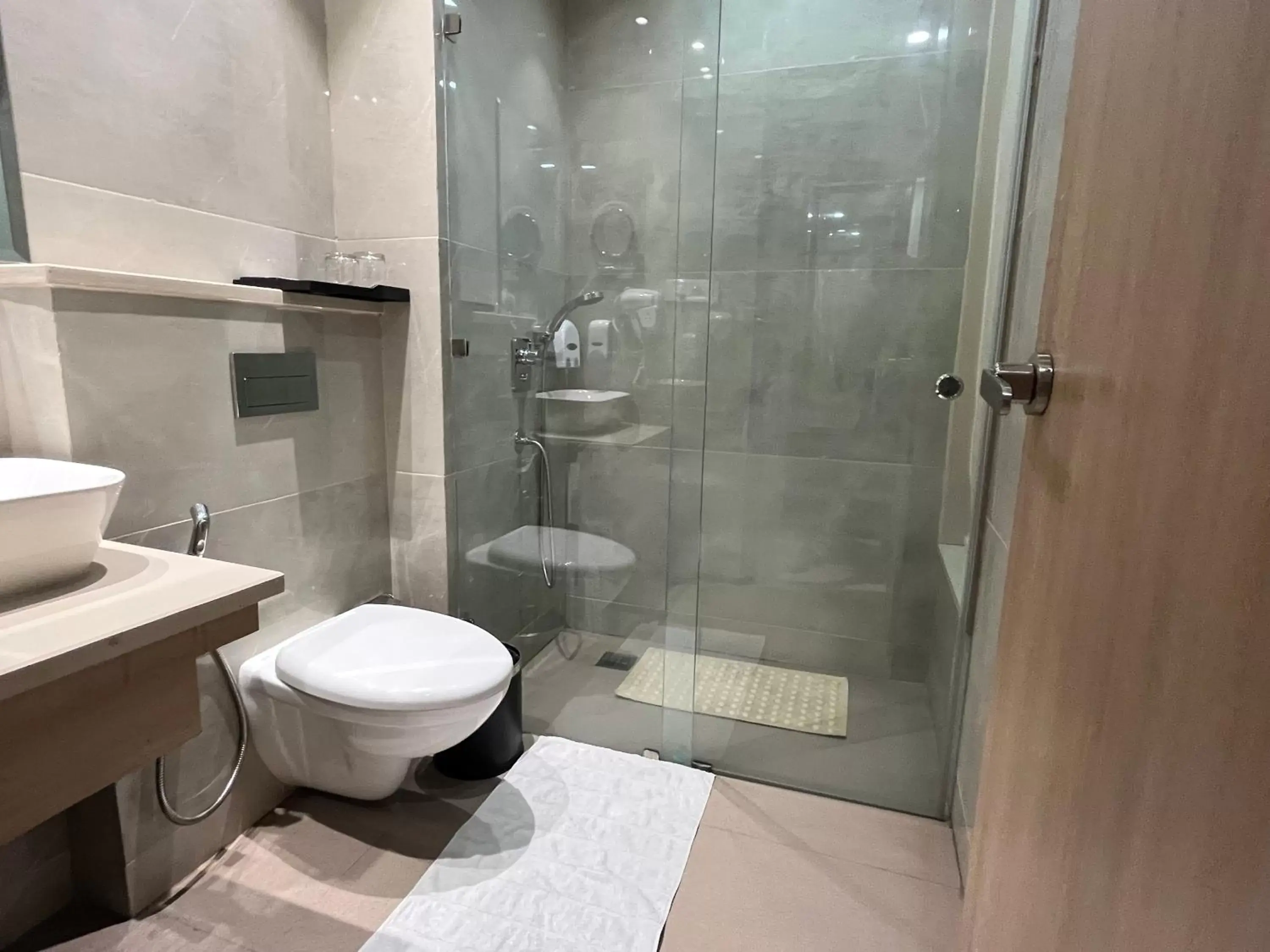 Bathroom in Hotel RRV with Free Parking Bathroom in Hotel RRV with Free Parking