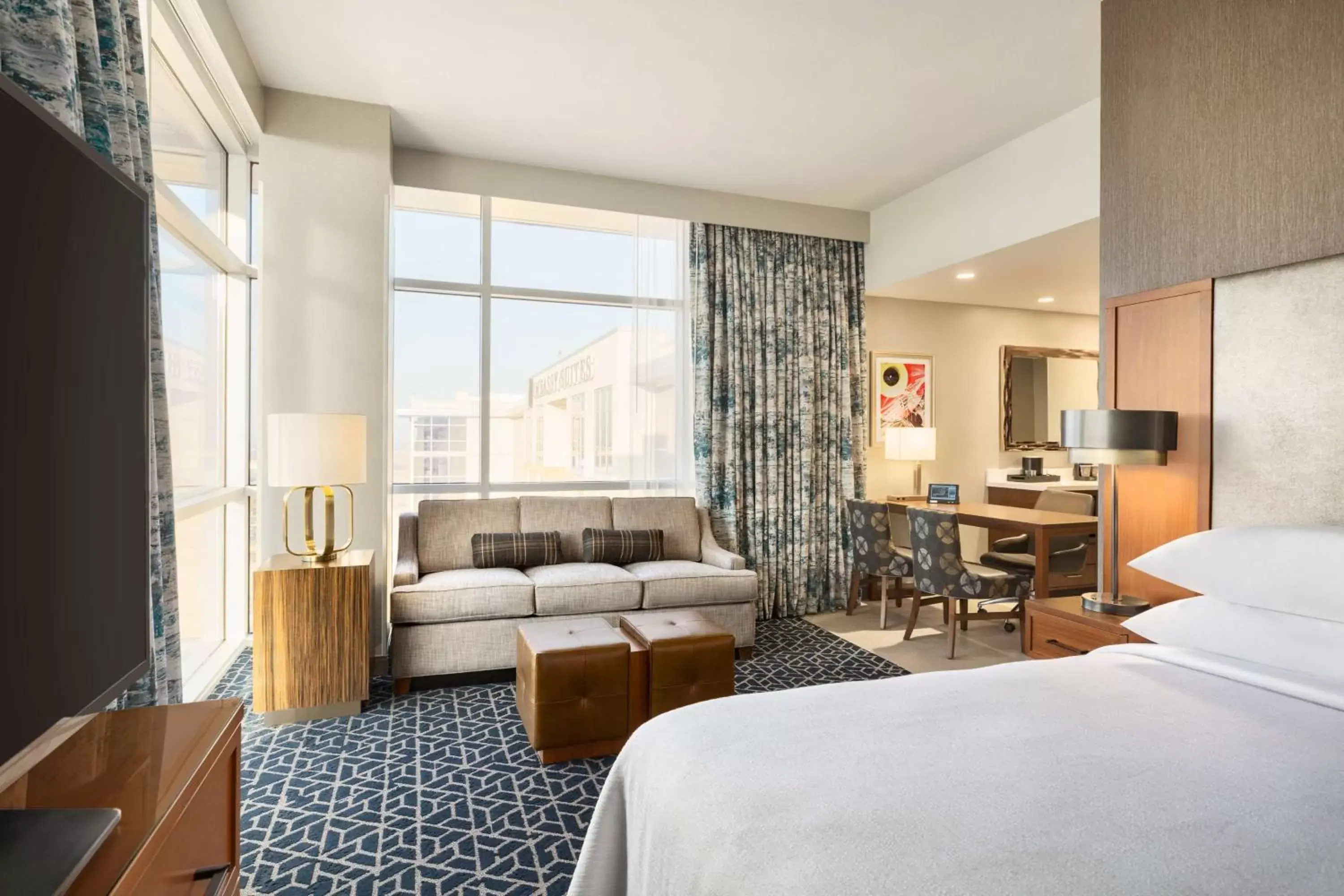 Bed, Seating Area in Embassy Suites By Hilton Denton Convention Center