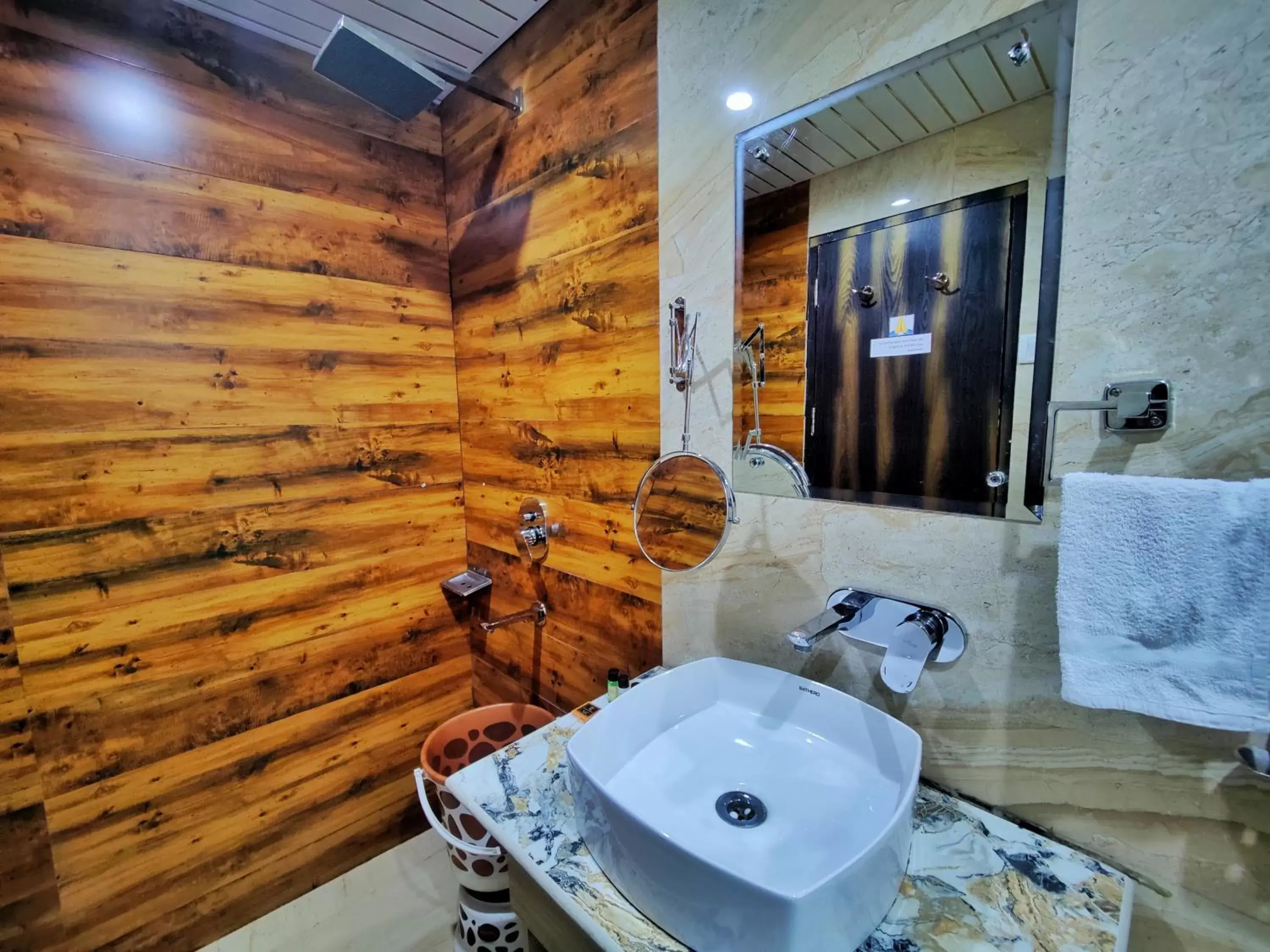 Bathroom in Auckland Hotel and Restaurant Near Mall Road Bathroom in Auckland Hotel and Restaurant Near Mall Road